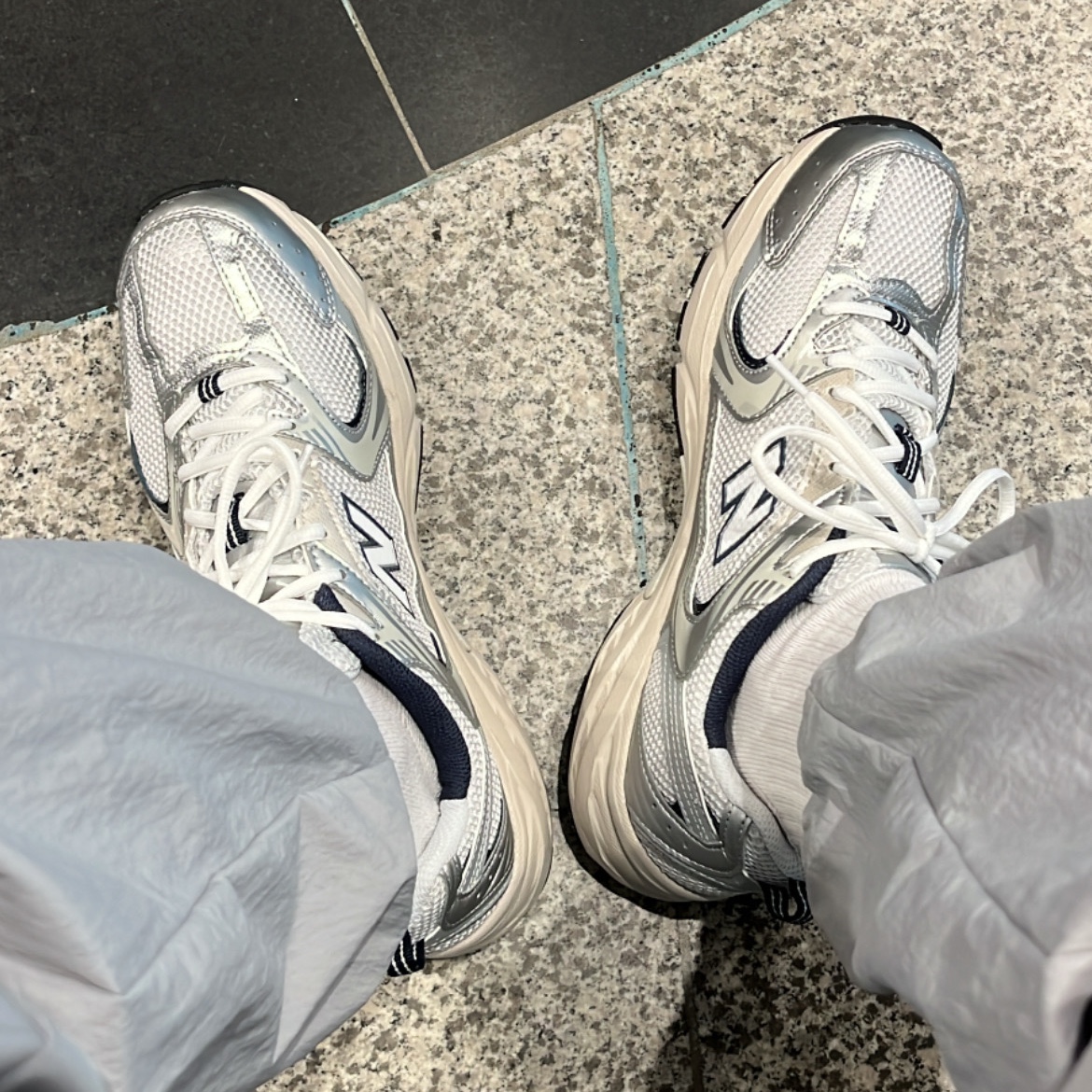 New Balance 530 Steel Grey 착용 스타일