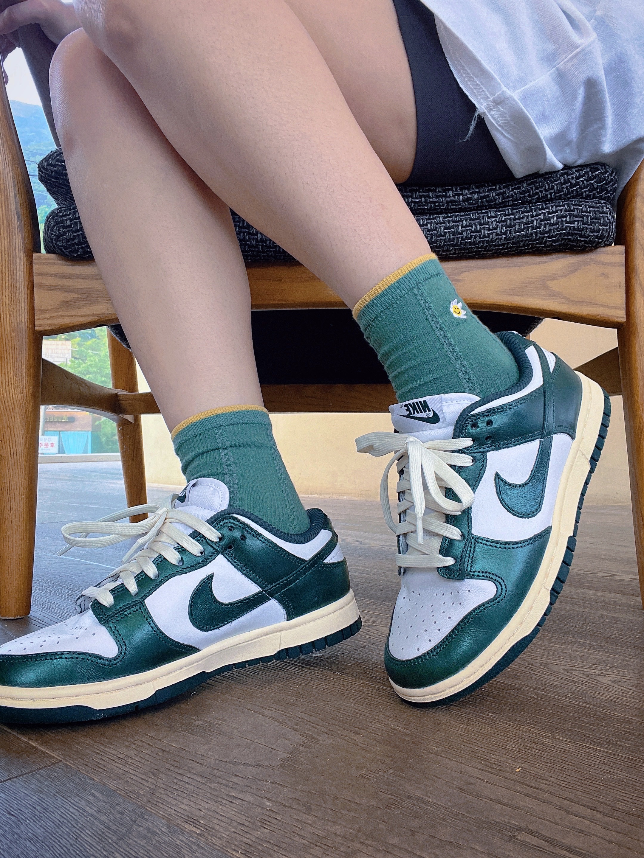 (W) Nike Dunk Low Vintage Green 착용 스타일 - 3