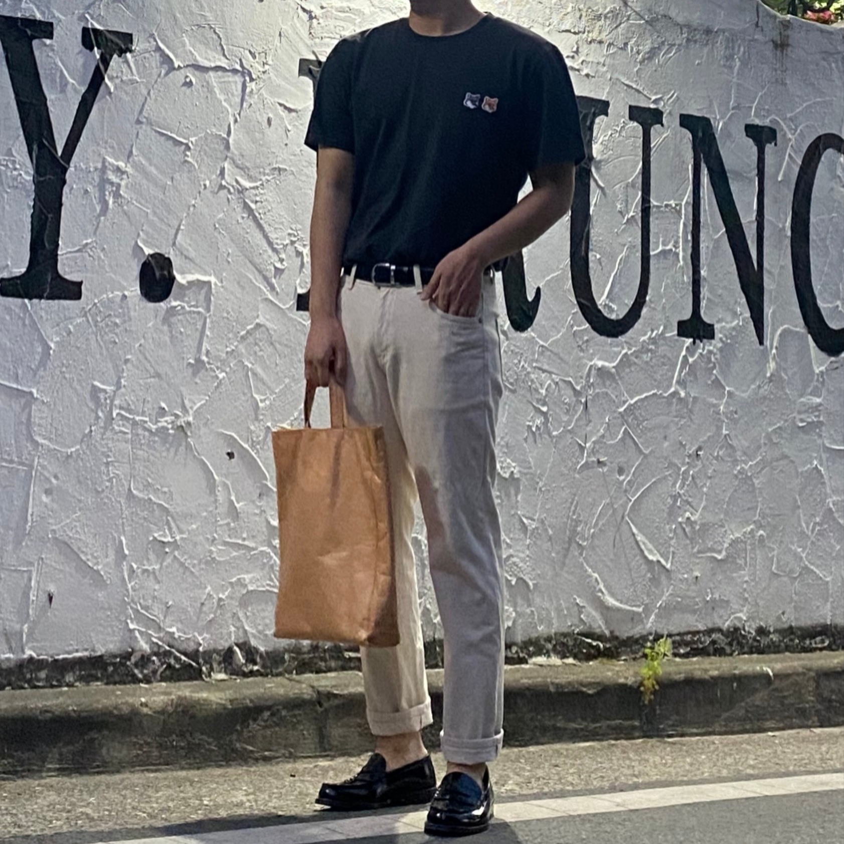 Maison Kitsune Double Fox Head Patch Classic T-Shirt Anthracite, Montblanc Horseshoe Buckle 30mm Reversible Leather Belt Black Brown 착용 스타일 - 1