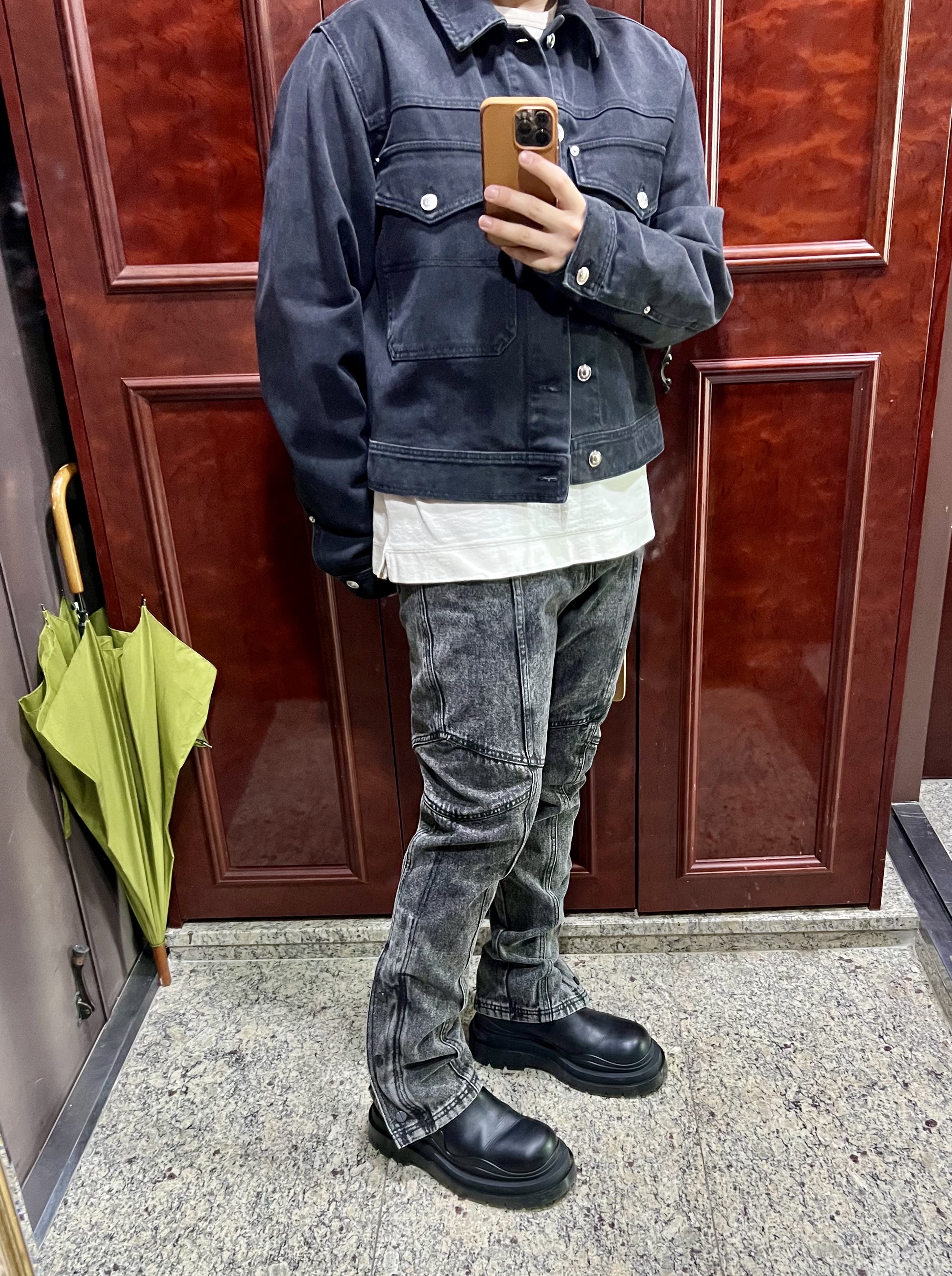 Bottega Veneta Tire Boots Black Camping 착용 스타일 - 1