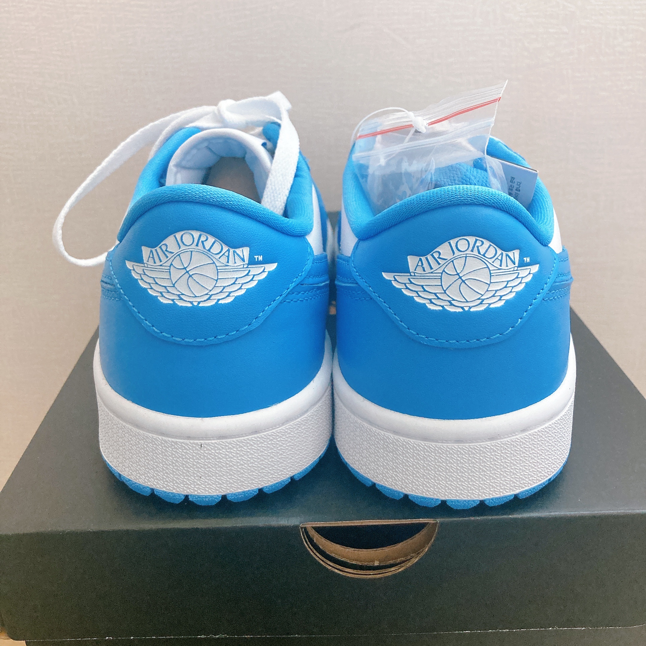 Jordan 1 Low Golf White and University Blue 착용 스타일 - 3