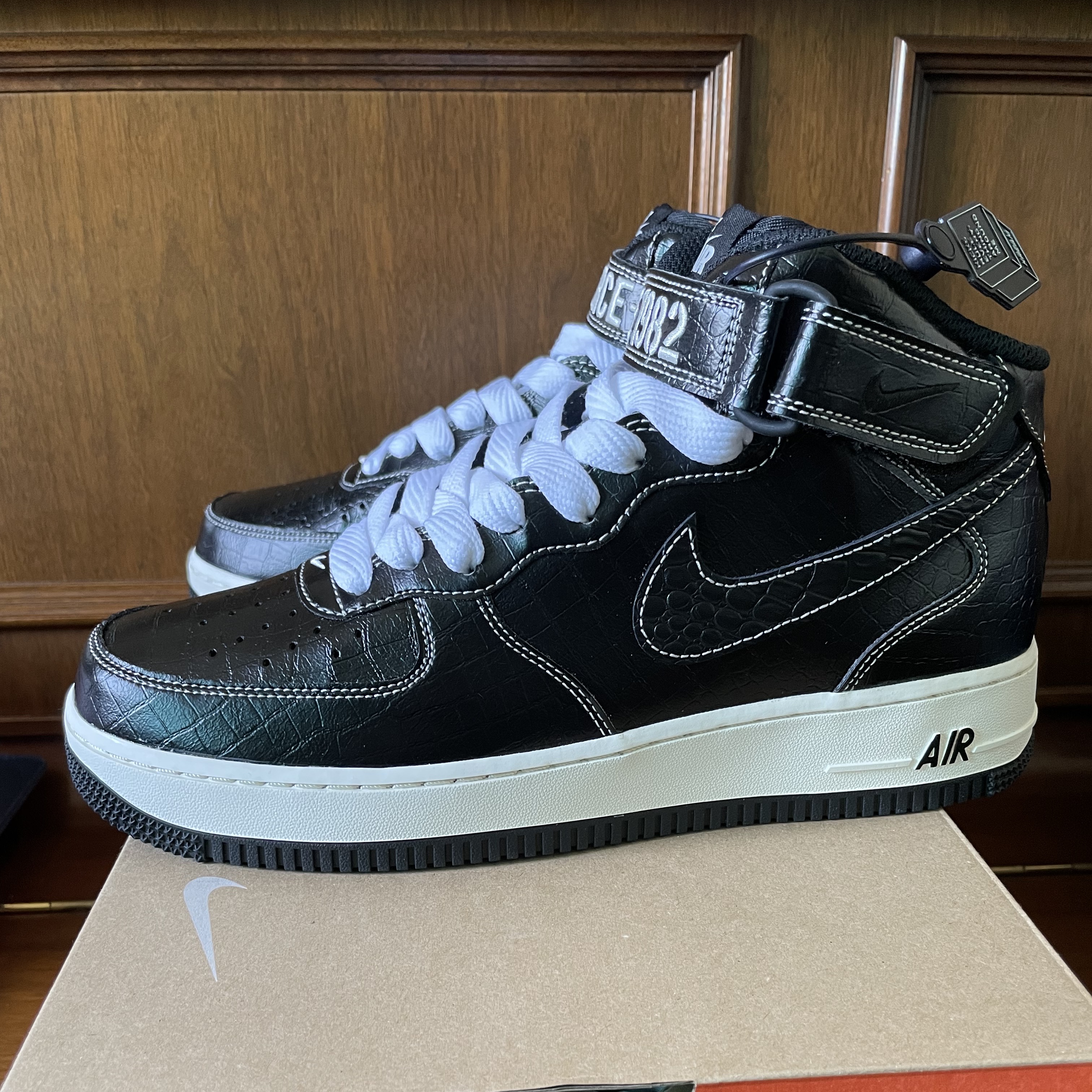 Nike Air Force 1 Mid '07 LX Our Force 1 착용 스타일 - 1