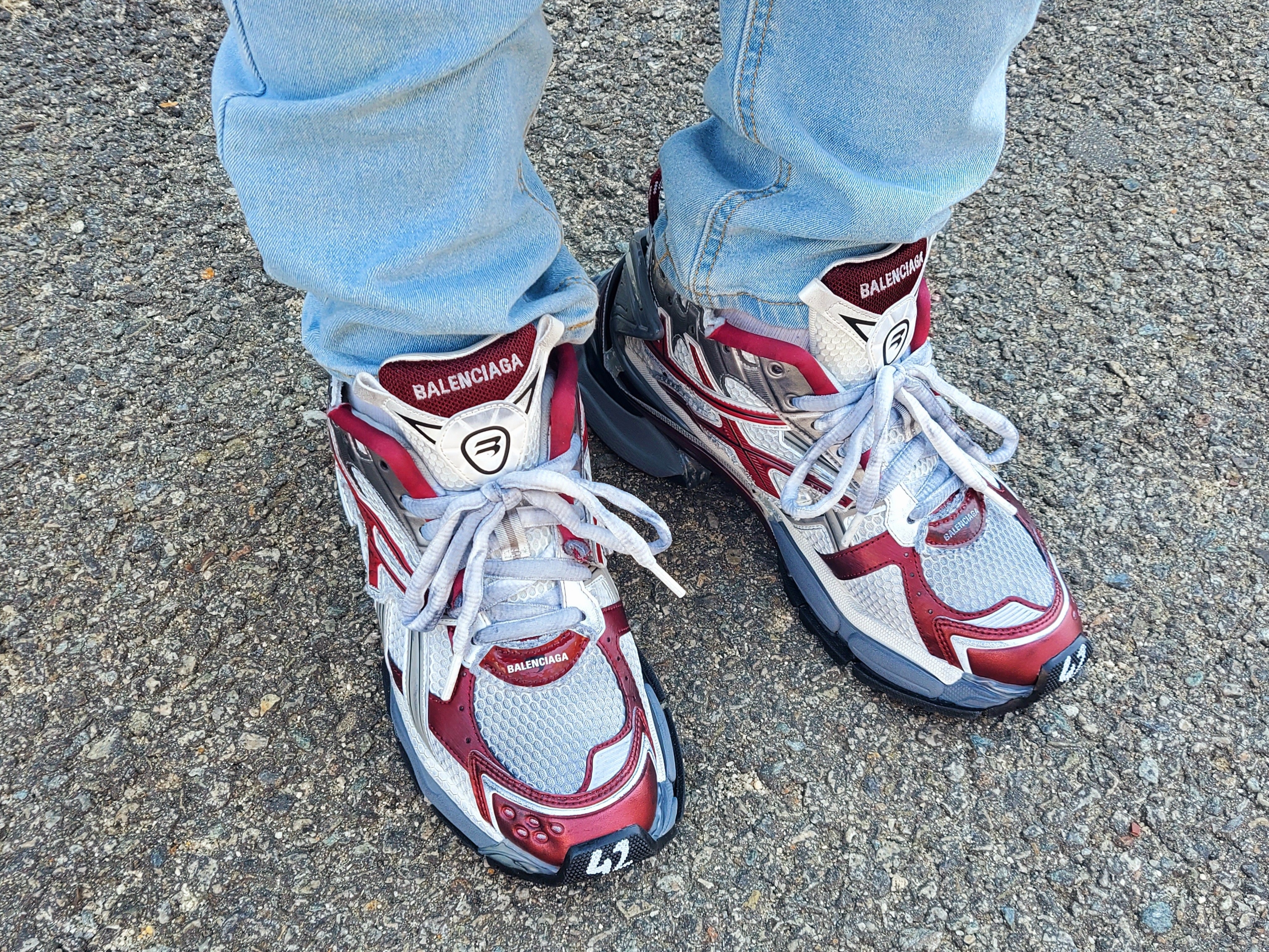 Balenciaga Runner Sneakers Grey Burgundy 착용 스타일 - 2