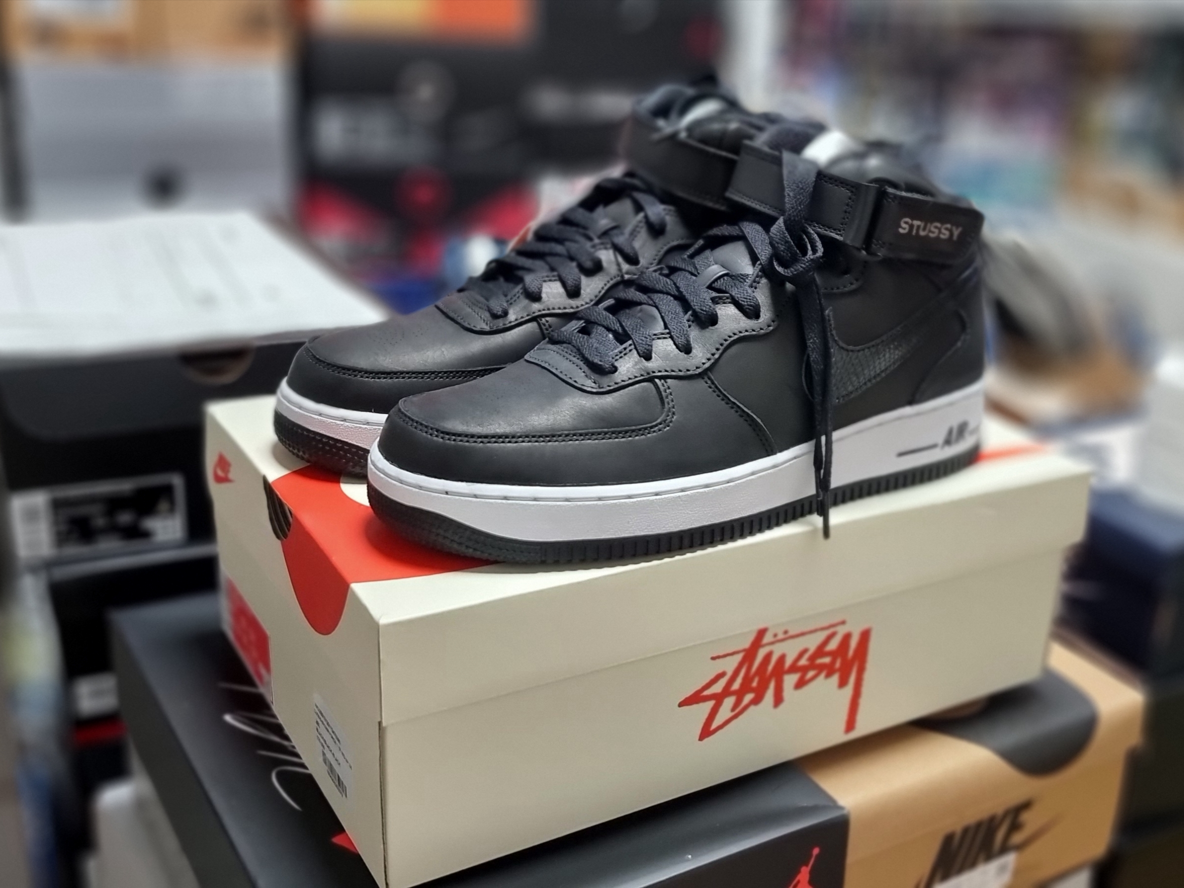Nike x Stussy Air Force 1 '07 Mid SP Black 착용 스타일