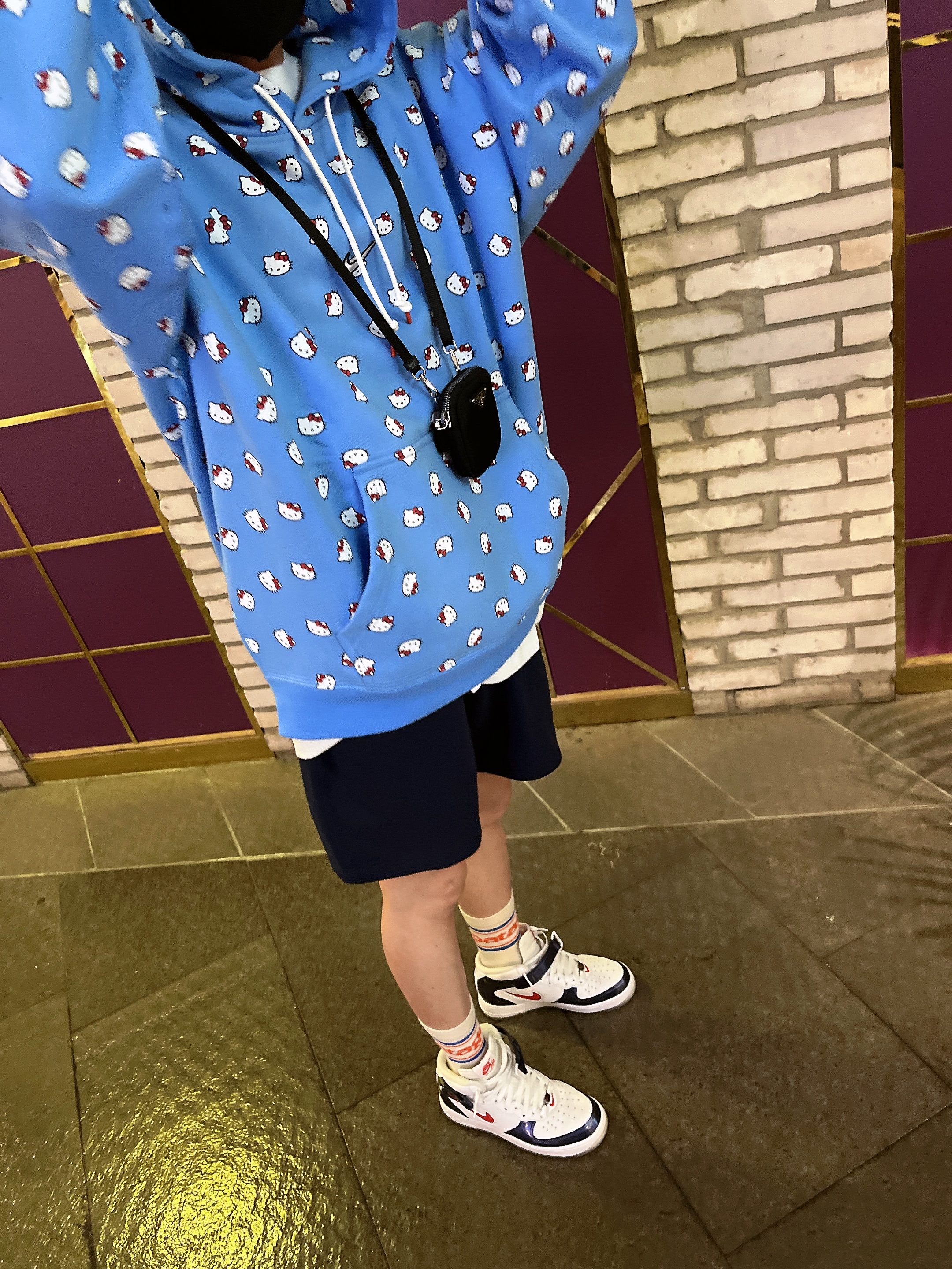 Nike x Hello Kitty NRG Fleece Hoodie Blue - Asia, Prada Nylon Mini Pouch Black 착용 스타일 - 2