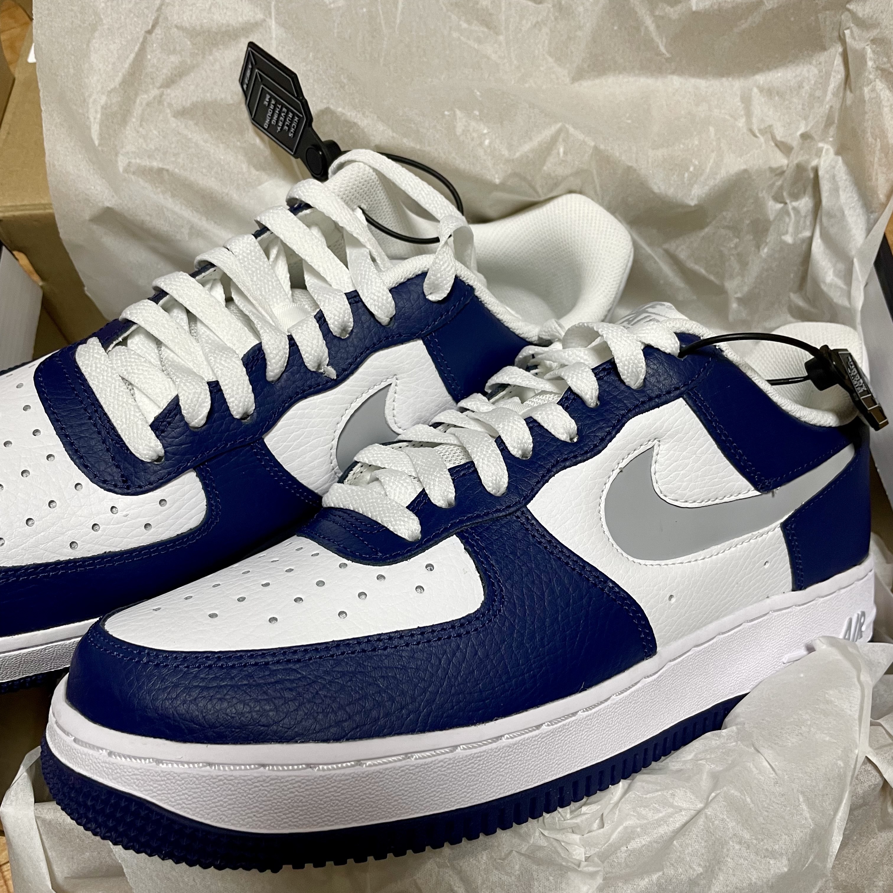 Nike Air Force 1 '07 Cut Out Swoosh Midnight Navy 착용 스타일