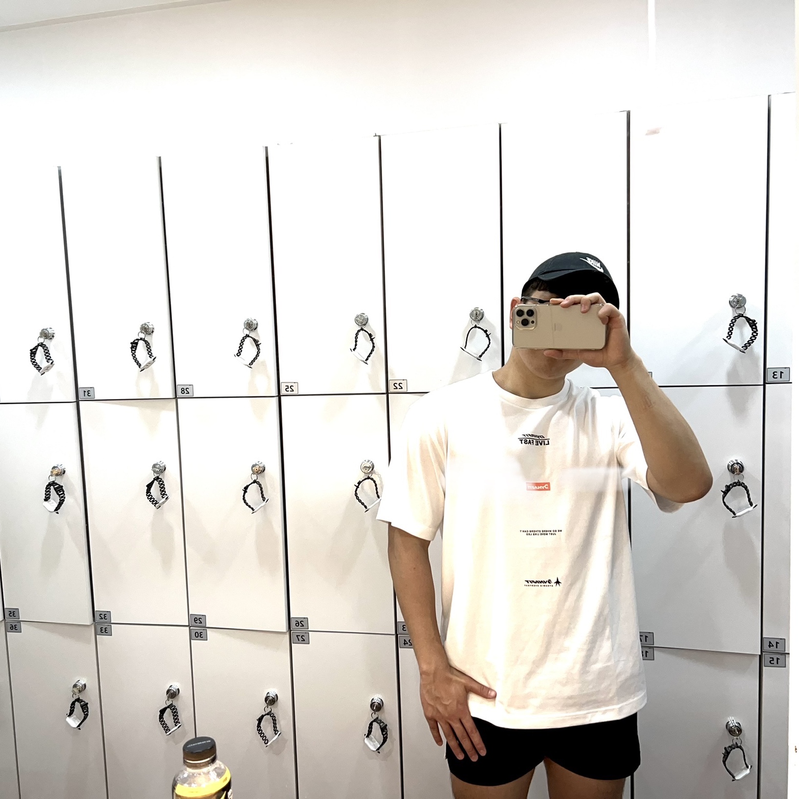 Nike Air Max 95 Essential Triple White, New Balance 530 Steel Grey 착용 스타일 - 2