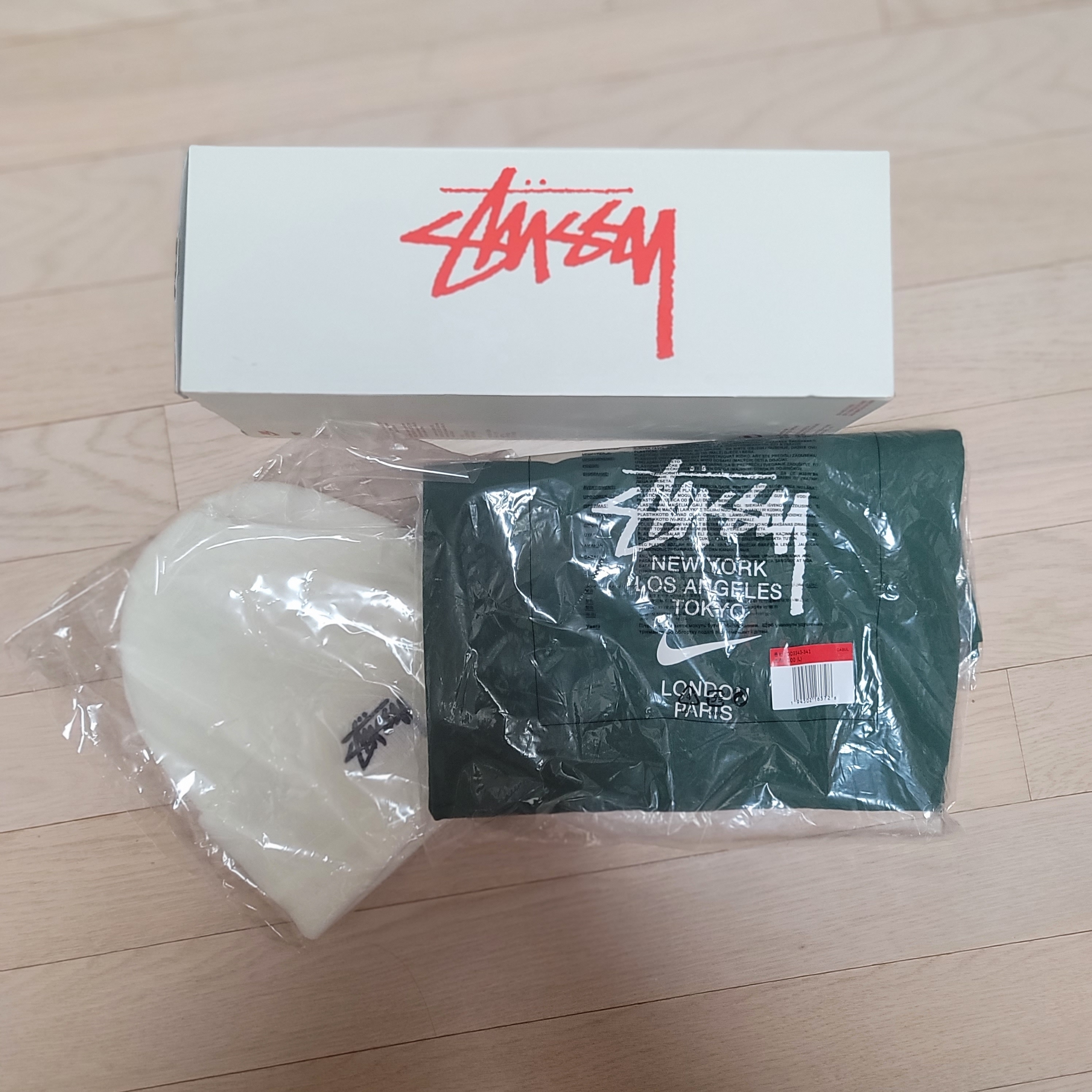 Nike x Stussy Benassi Slide Off Noir, Nike x Stussy NRG Cuffed Beanie Summit White 착용 스타일