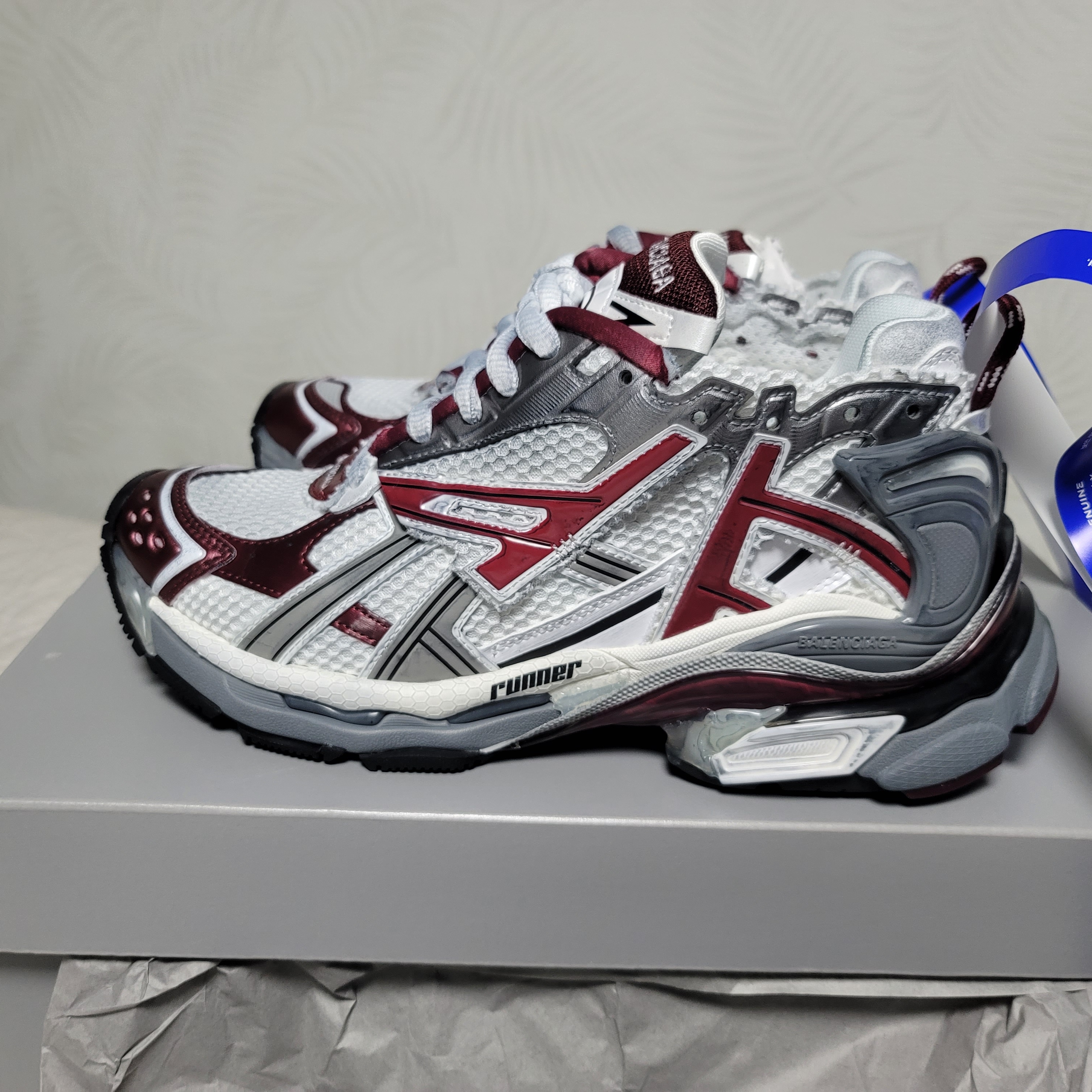 Balenciaga Runner Sneakers Grey Burgundy 착용 스타일 - 2