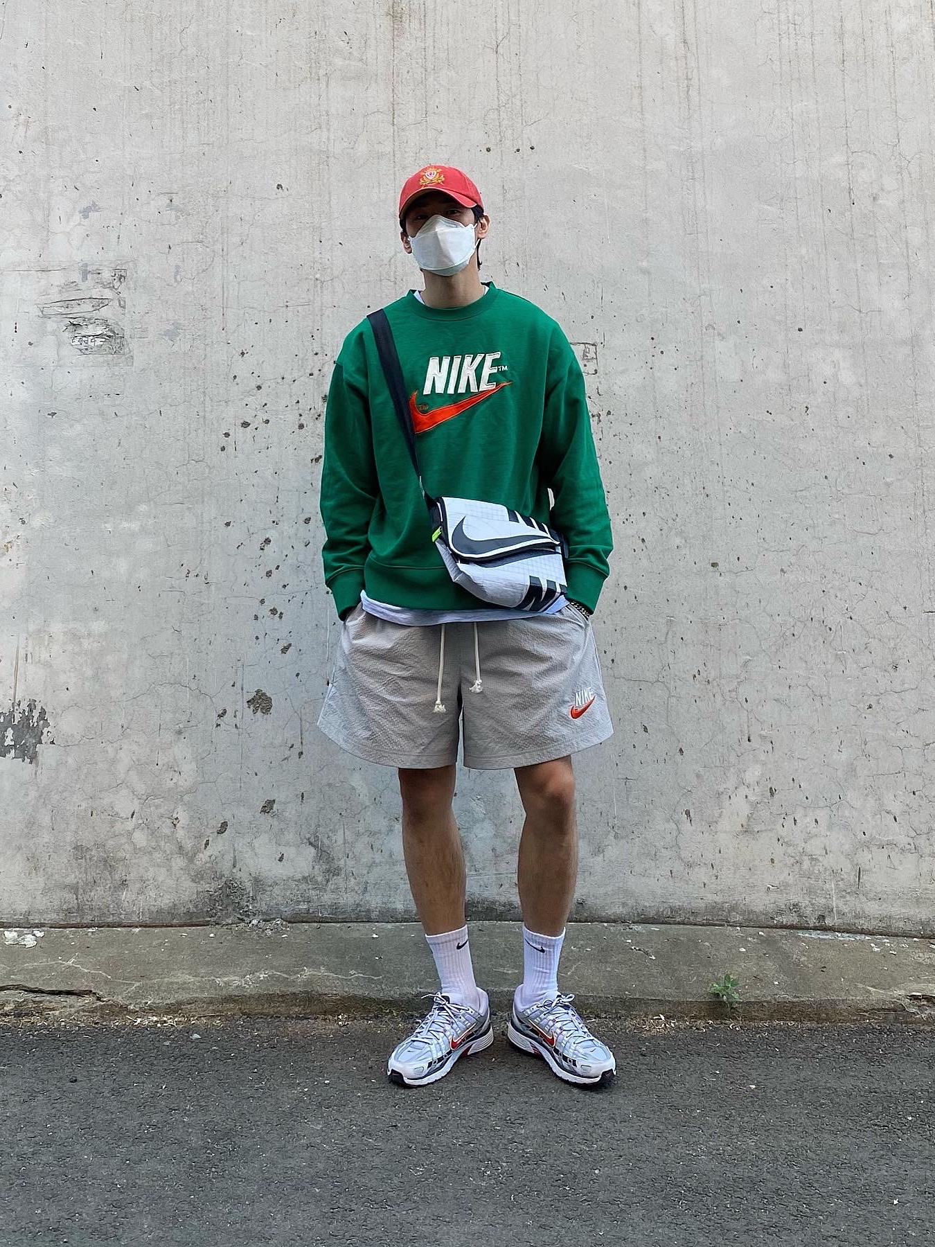 (W) Nike P-6000 Metallic Silver Red 착용 스타일 - 1