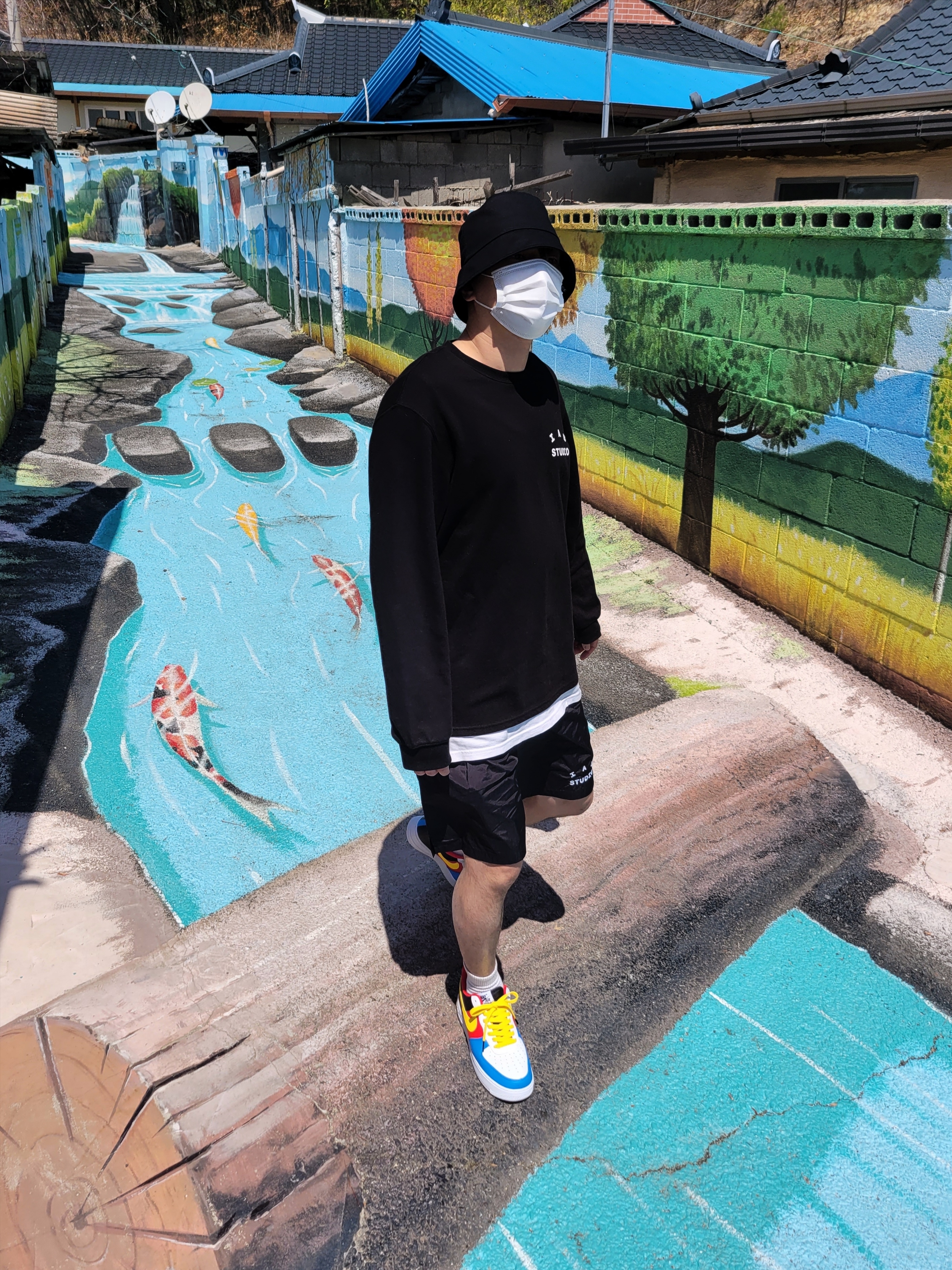 IAB Studio Long Sleeve Black, IAB Studio Woven Shorts Black 착용 스타일