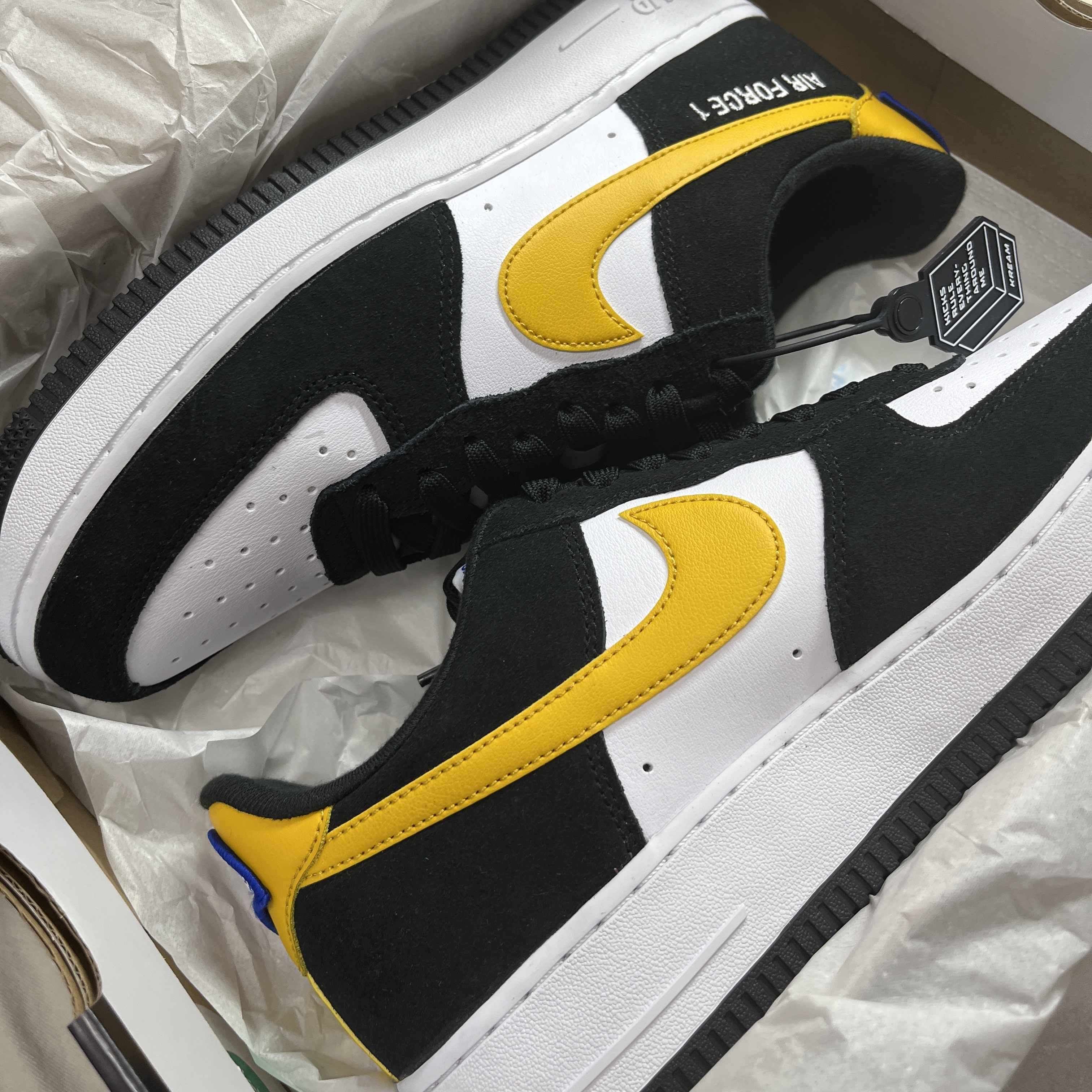 Nike Air Force 1 '07 LV8 Athletic Club Black Dark Sulfur 착용 스타일