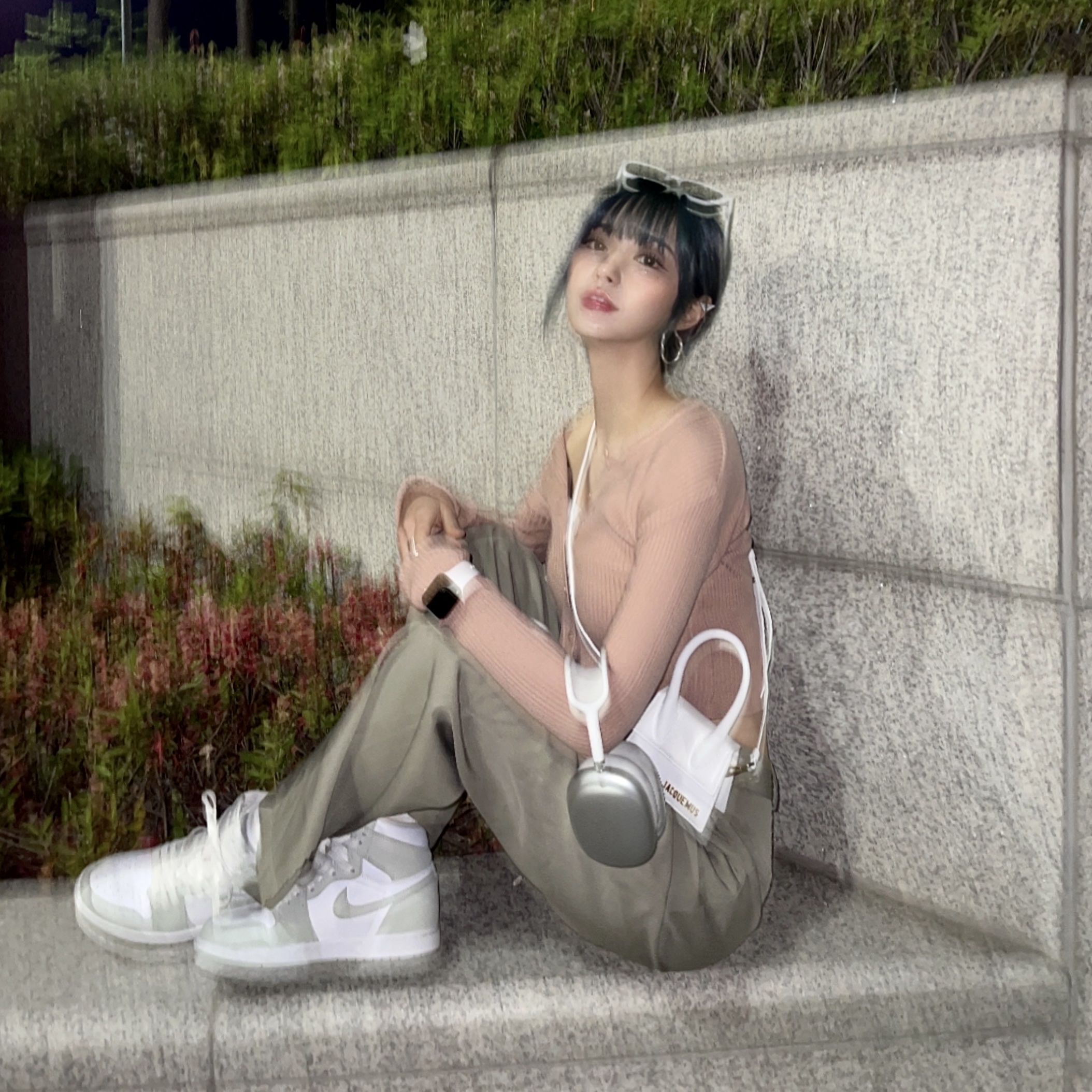 (W) Jordan 1 Retro High OG Seafoam, Jacquemus Le Chiquito Signature Leather Mini Handbag White 착용 스타일 - 1
