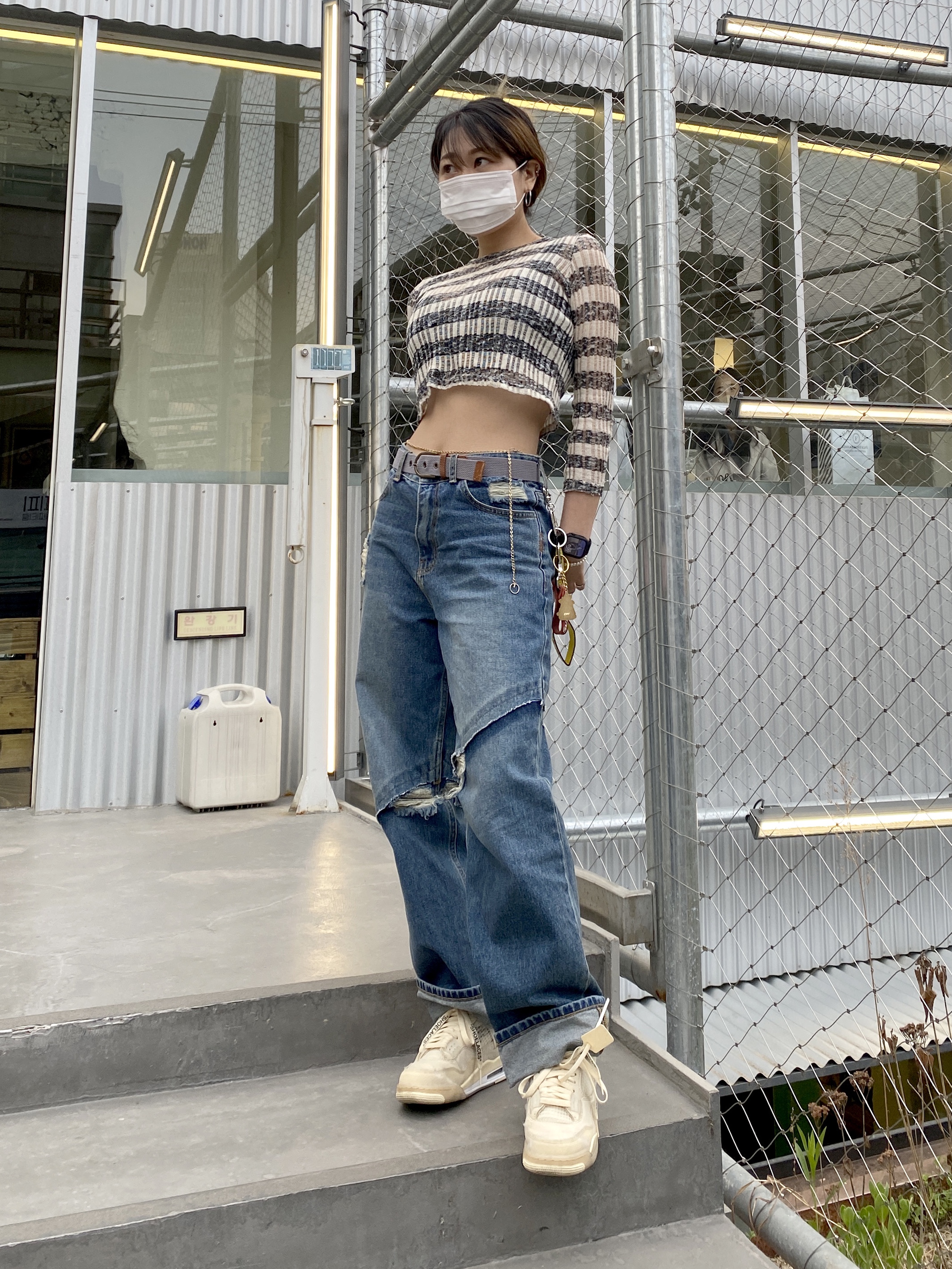 (W) Jordan 4 x Off-White Retro SP Sail, Supreme Leather Key Loop Red - 21SS 착용 스타일 - 1