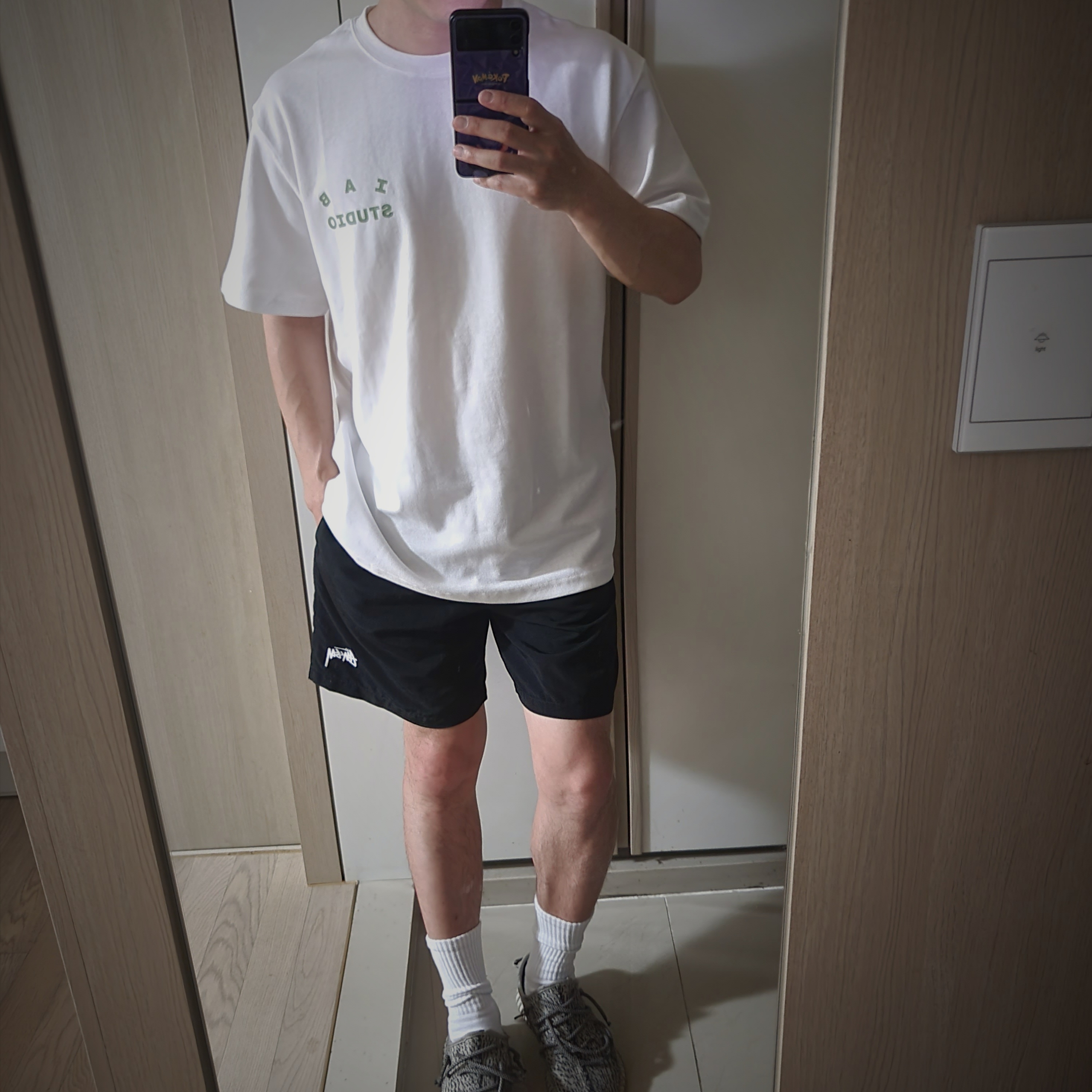 IAB Studio T-Shirt White Light Green, Stussy Stock Water Shorts Black 착용 스타일 - 1