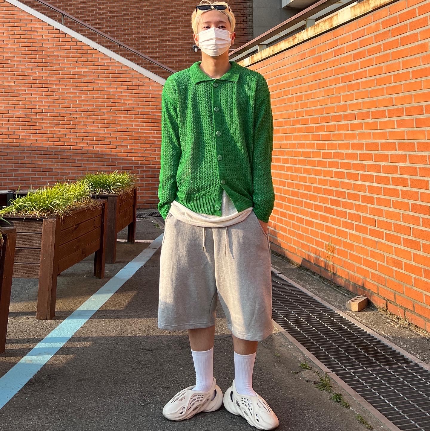 Adidas Yeezy Foam RNNR Sand 착용 스타일