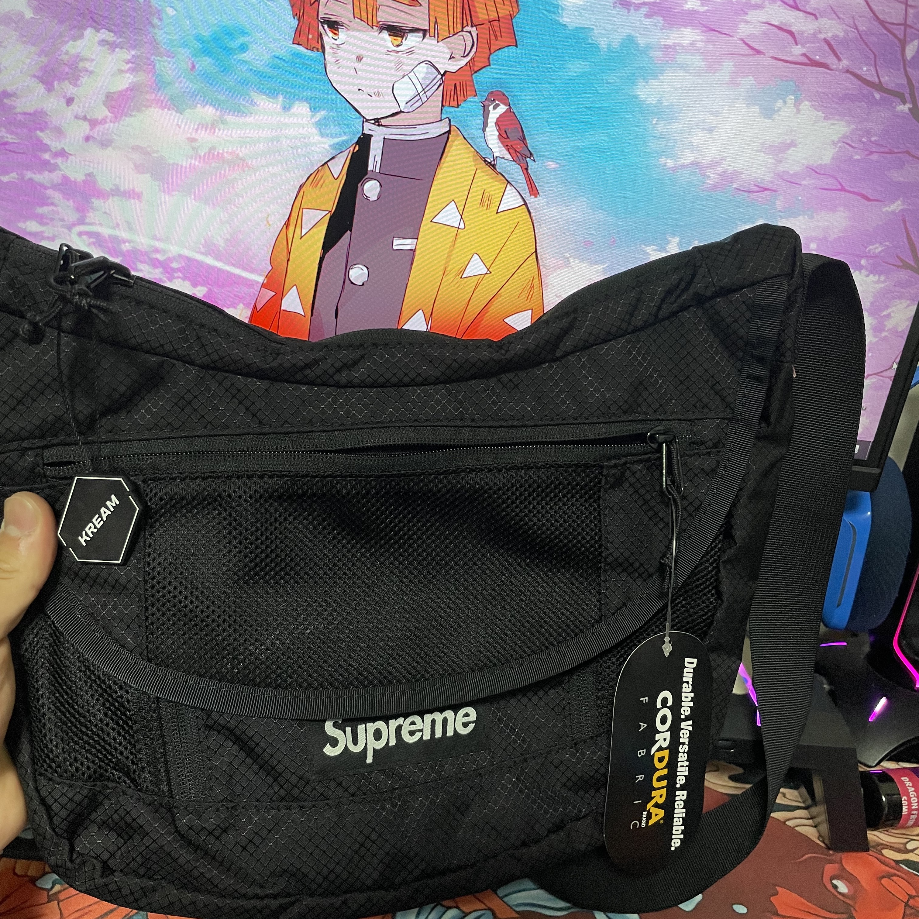 Supreme Small Messenger Bag Black - 22SS 착용 스타일 - 1