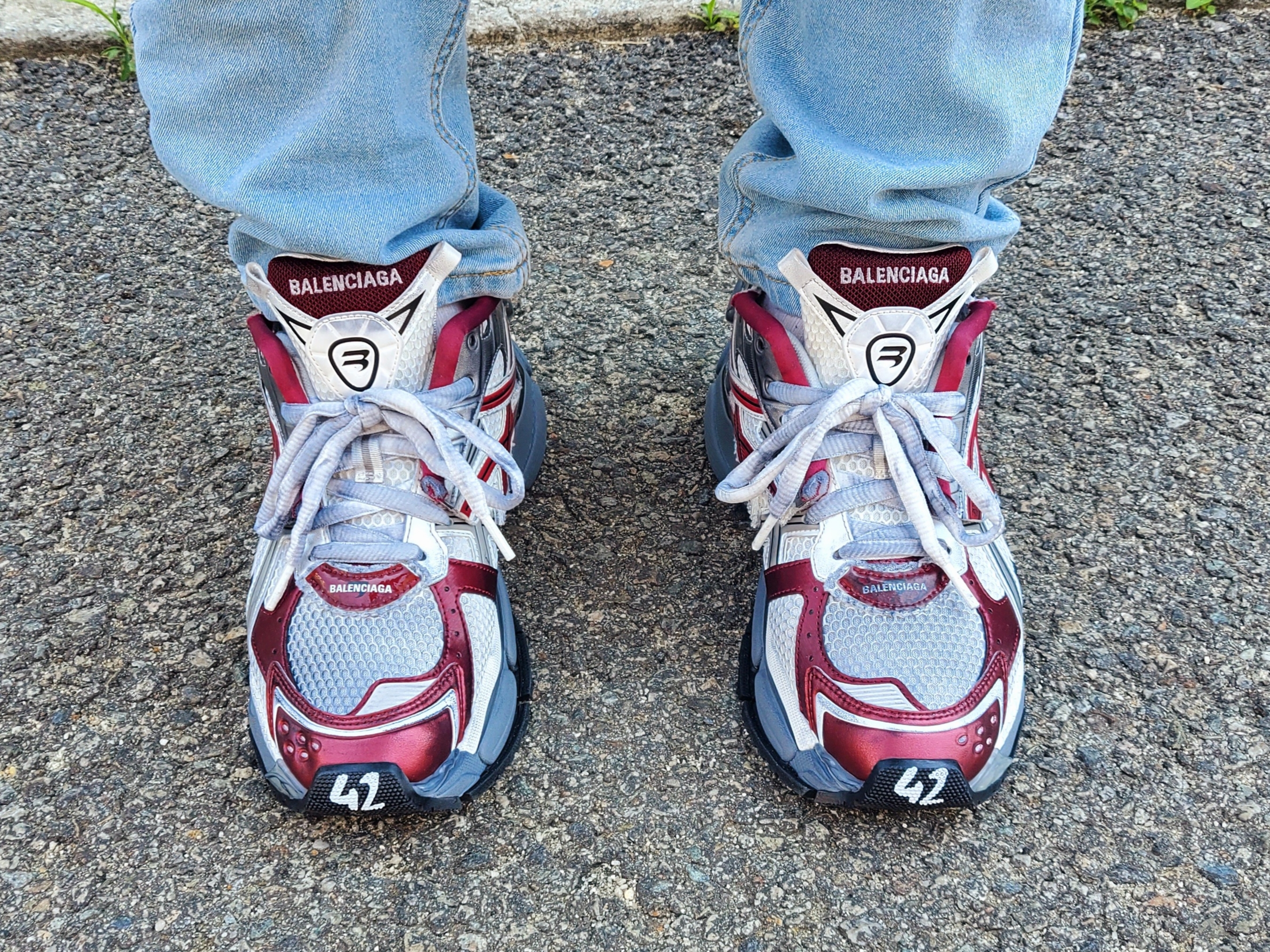 Balenciaga Runner Sneakers Grey Burgundy 착용 스타일 - 4