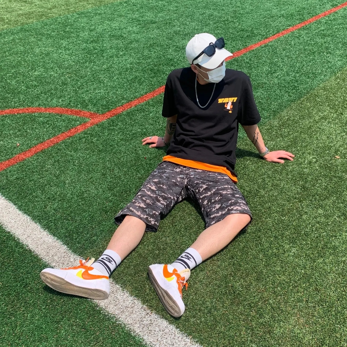 Nike x Sacai Blazer Low Magma Orange 착용 스타일 - 2