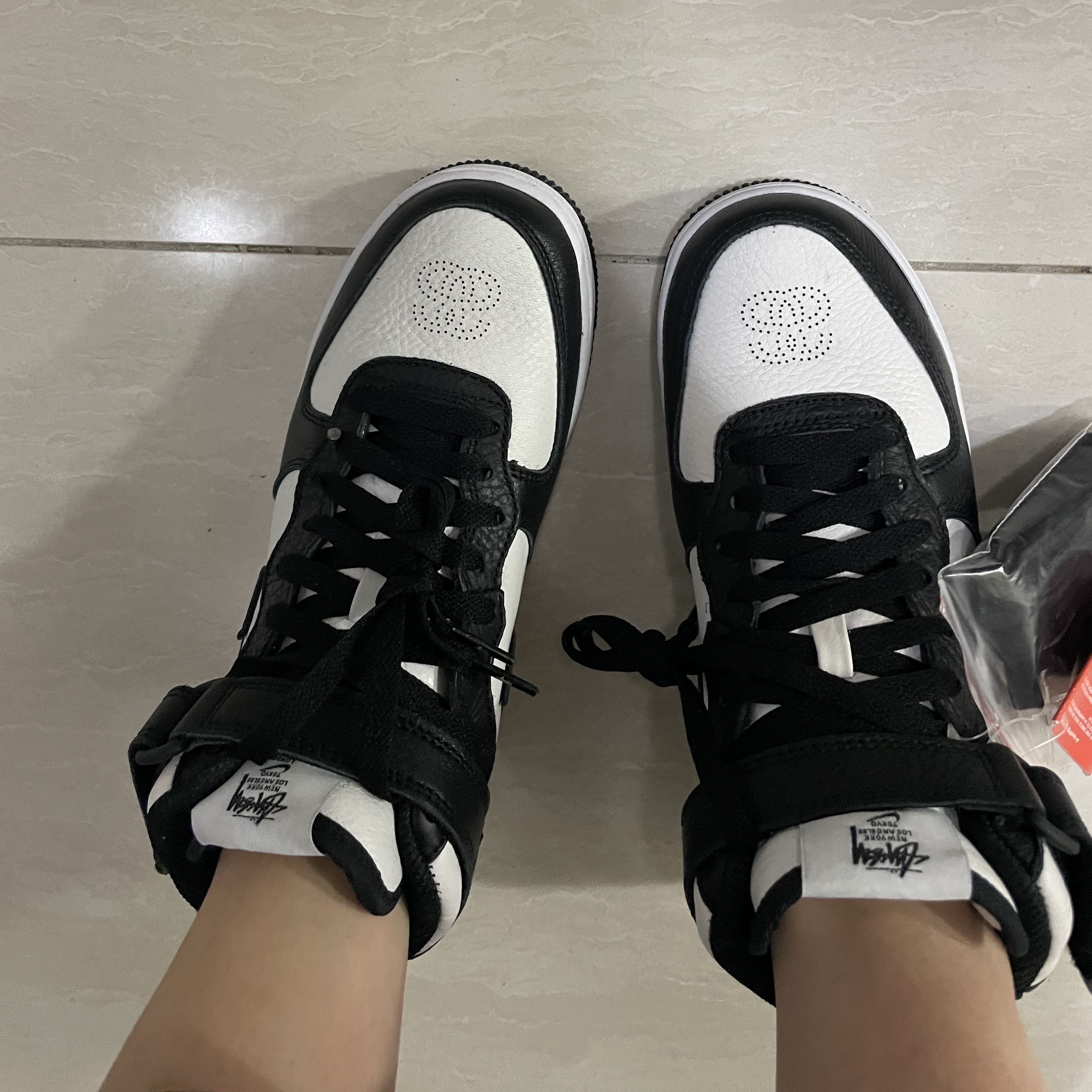 Nike x Stussy Air Force 1 '07 Mid SP Black and Light Bone 착용 스타일 - 1