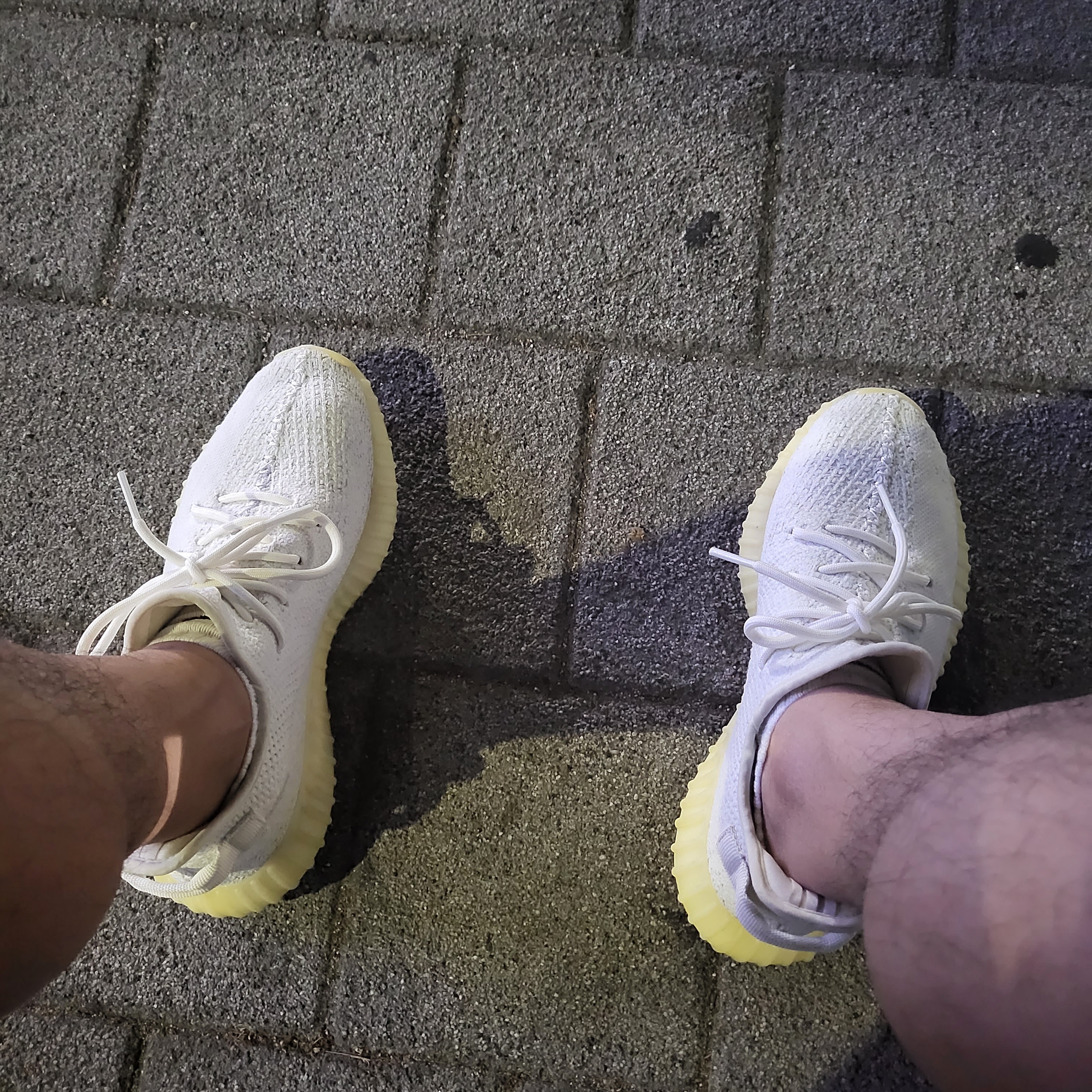Adidas Yeezy Boost 350 V2 Cream/Triple White 착용 스타일