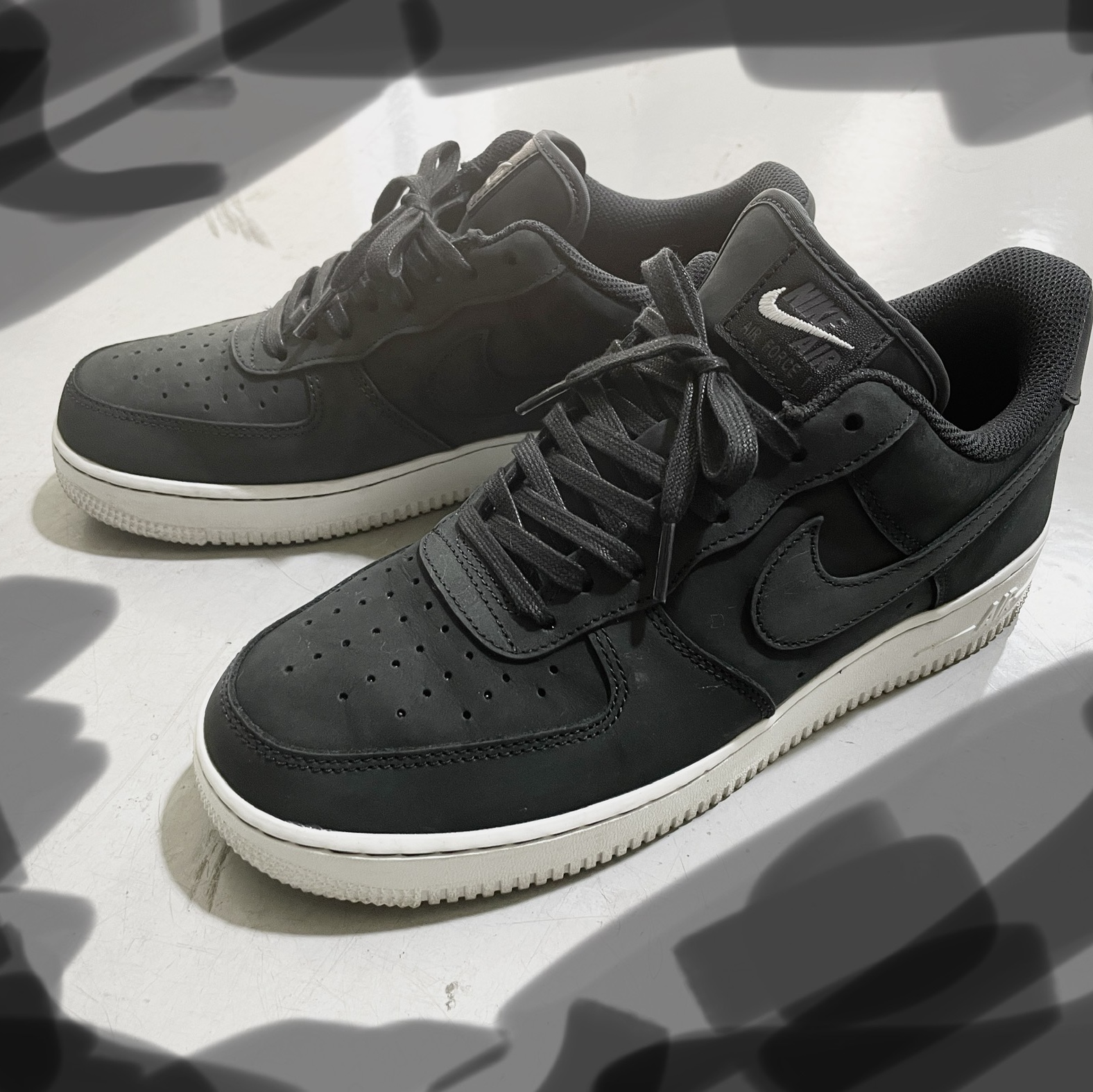 Nike Air Force 1 '07 LX Off Noir, Stussy World Tour T-Shirt White 착용 스타일 - 3