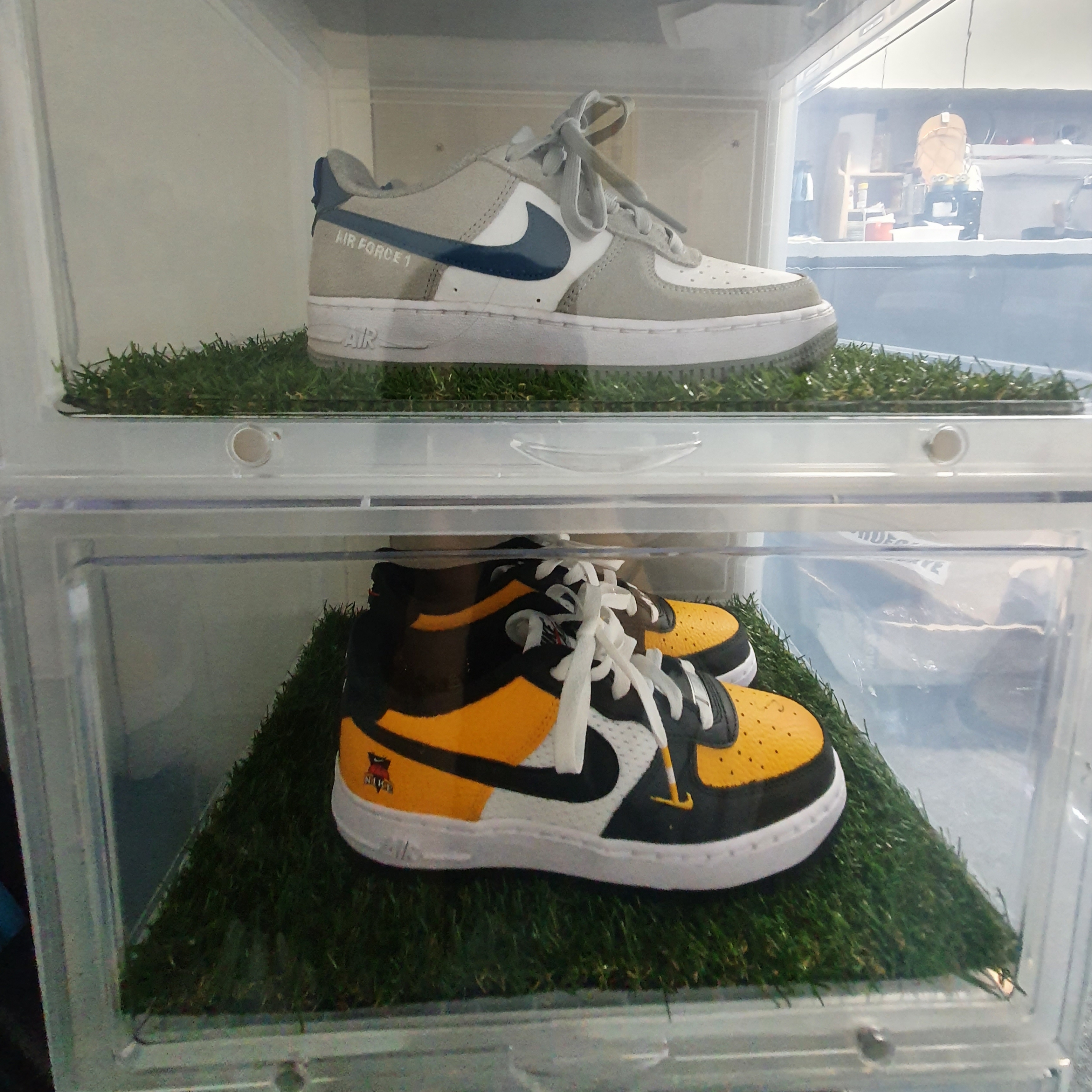 (GS) Nike Air Force 1 LV8 Athletic Club Light Smoke Grey Marina, (GS) Nike Air Force 1 Low University Gold 착용 스타일 - 2