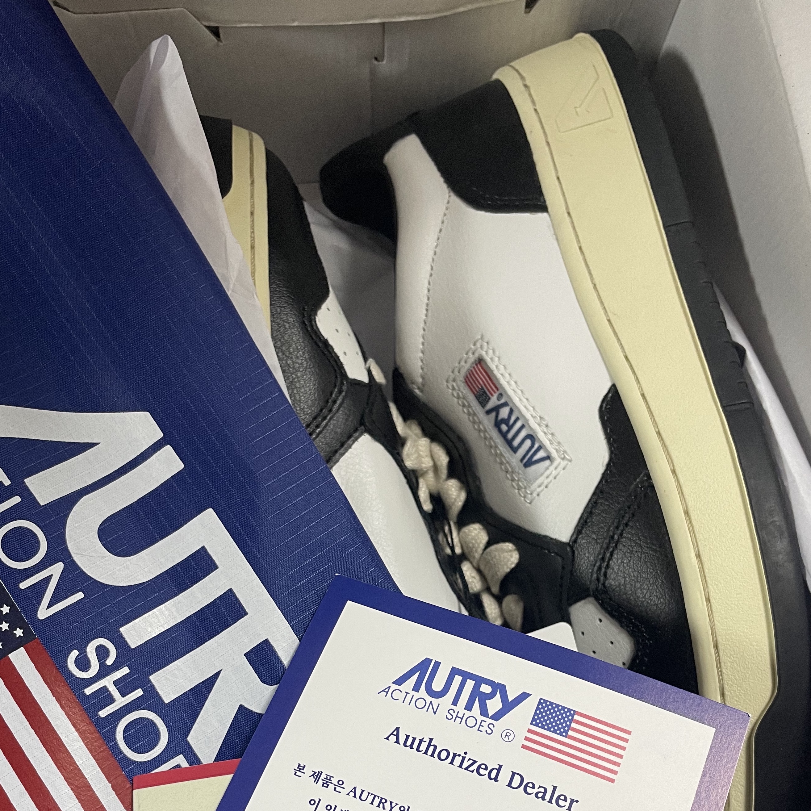 (W) Autry Medalist Low Leather Sneakers Black White 착용 스타일