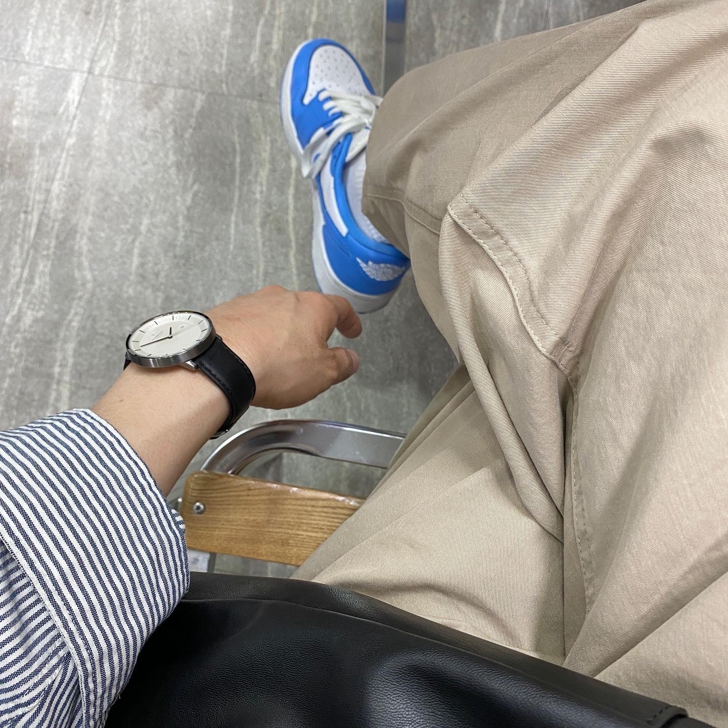 Jordan 1 Low Golf White and University Blue 착용 스타일 - 1