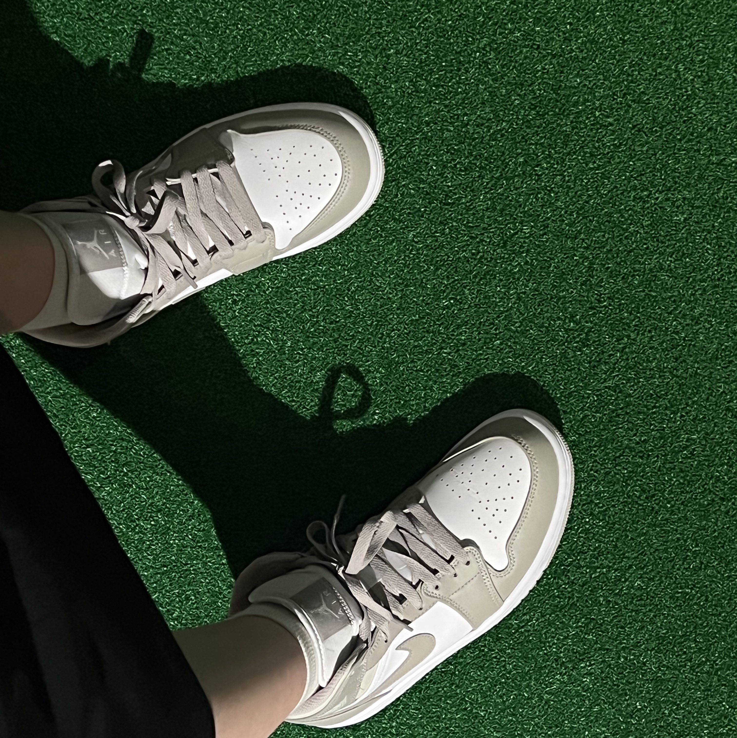 Jordan 1 Mid College Grey 착용 스타일 - 2