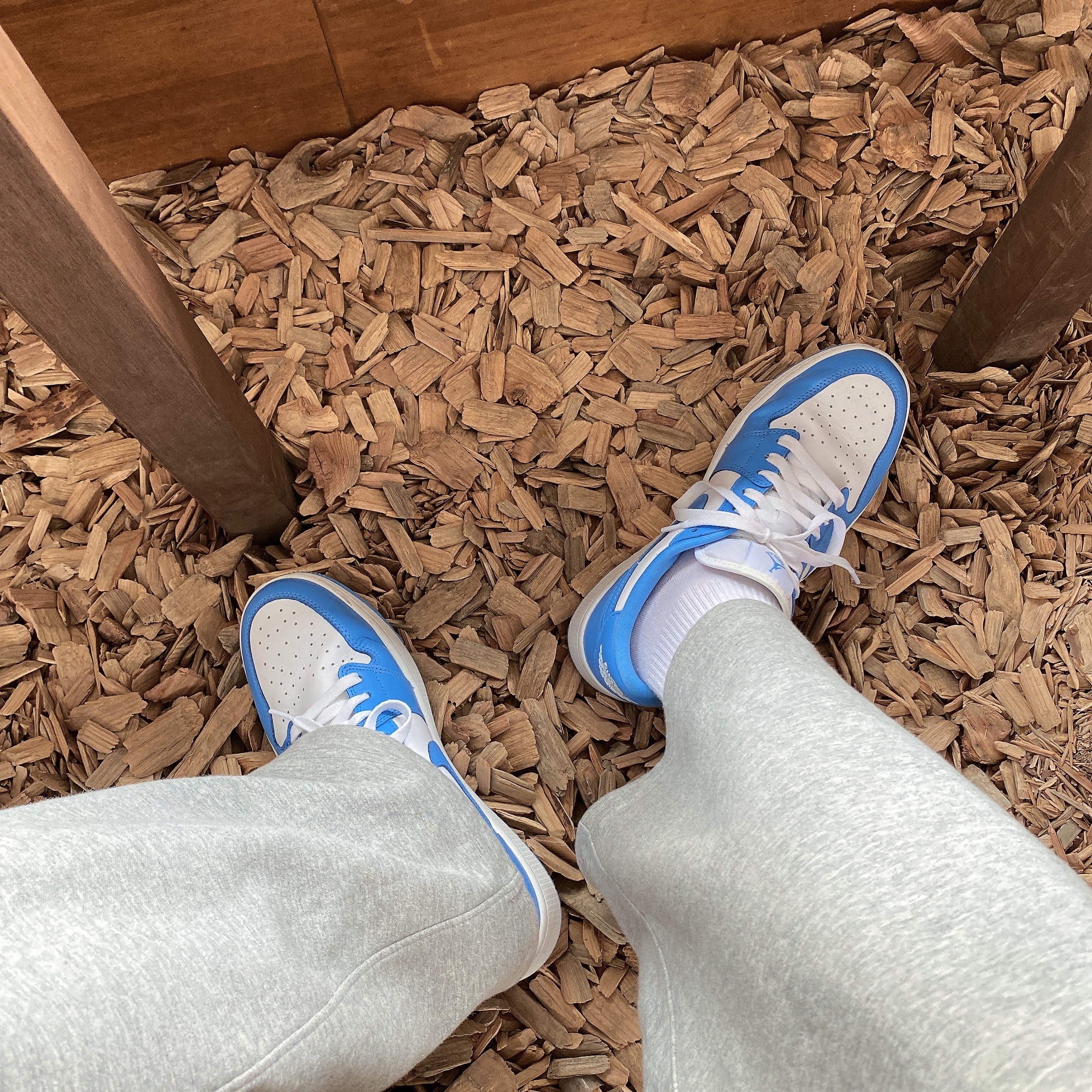 Jordan 1 Low Golf White and University Blue 착용 스타일 - 2