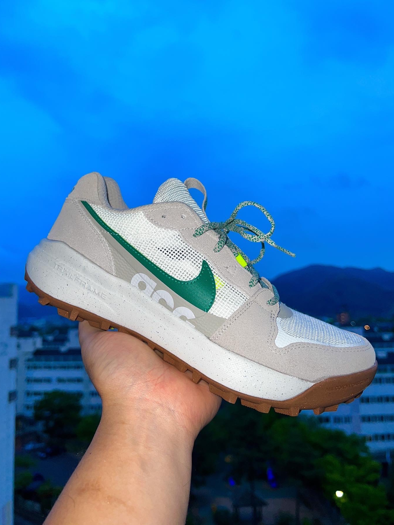 Nike ACG Lowcate Light Iron Ore 착용 스타일 - 1