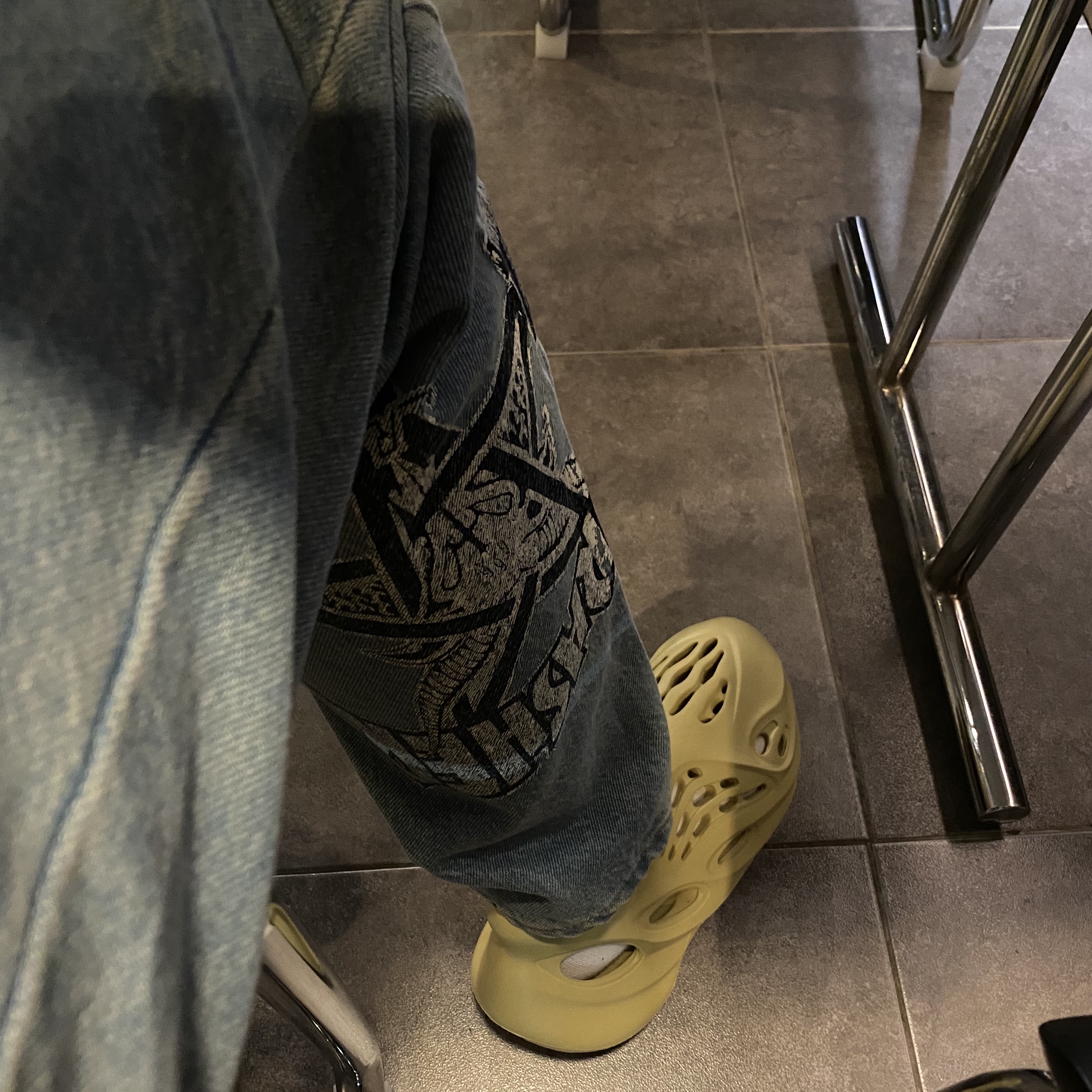 Supreme x Thrasher Regular Jean Washed Blue - 21FW, Adidas Yeezy Foam RNNR Sulfur 착용 스타일