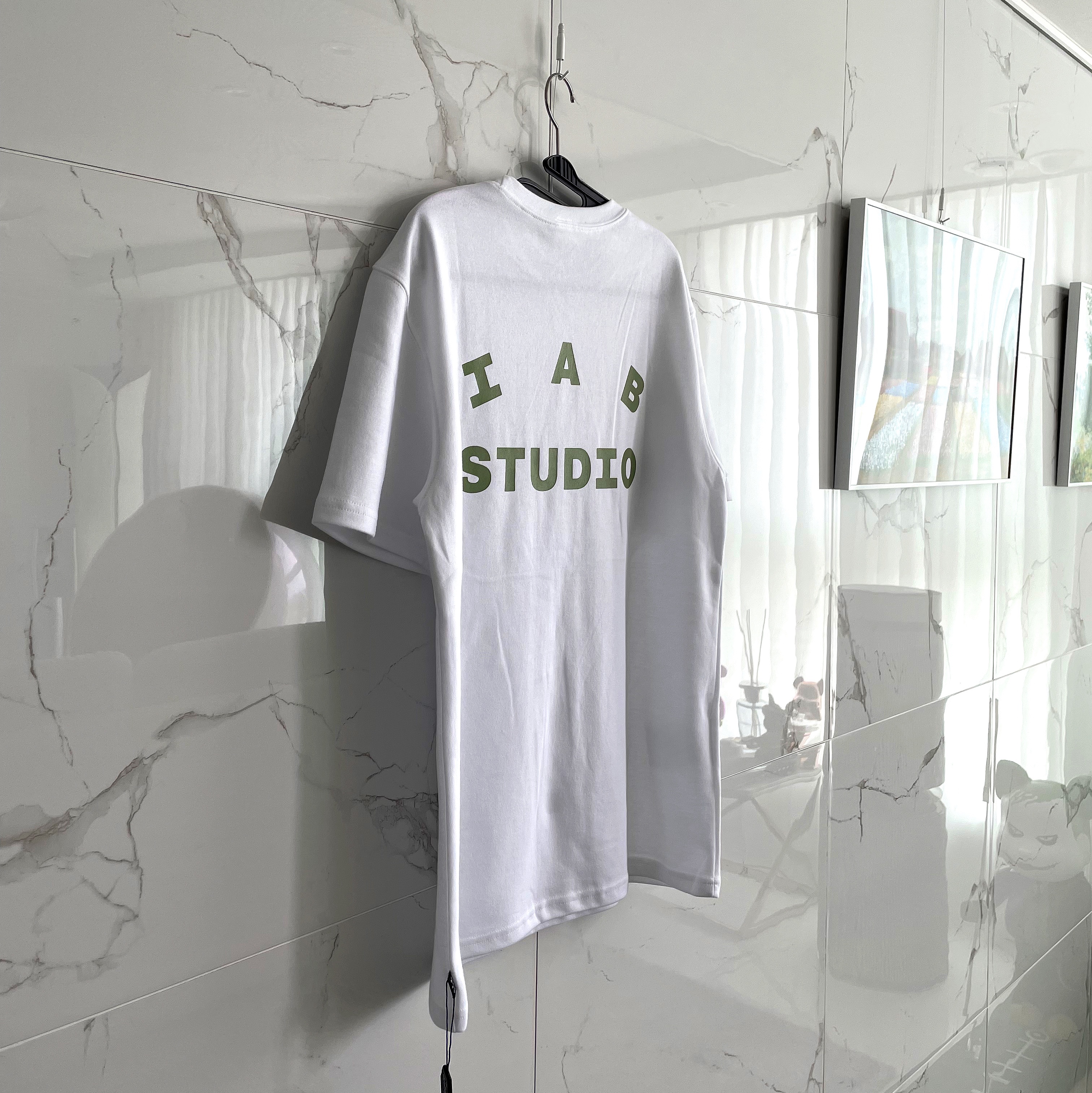 IAB Studio T-Shirt White Light Green 착용 스타일 - 3