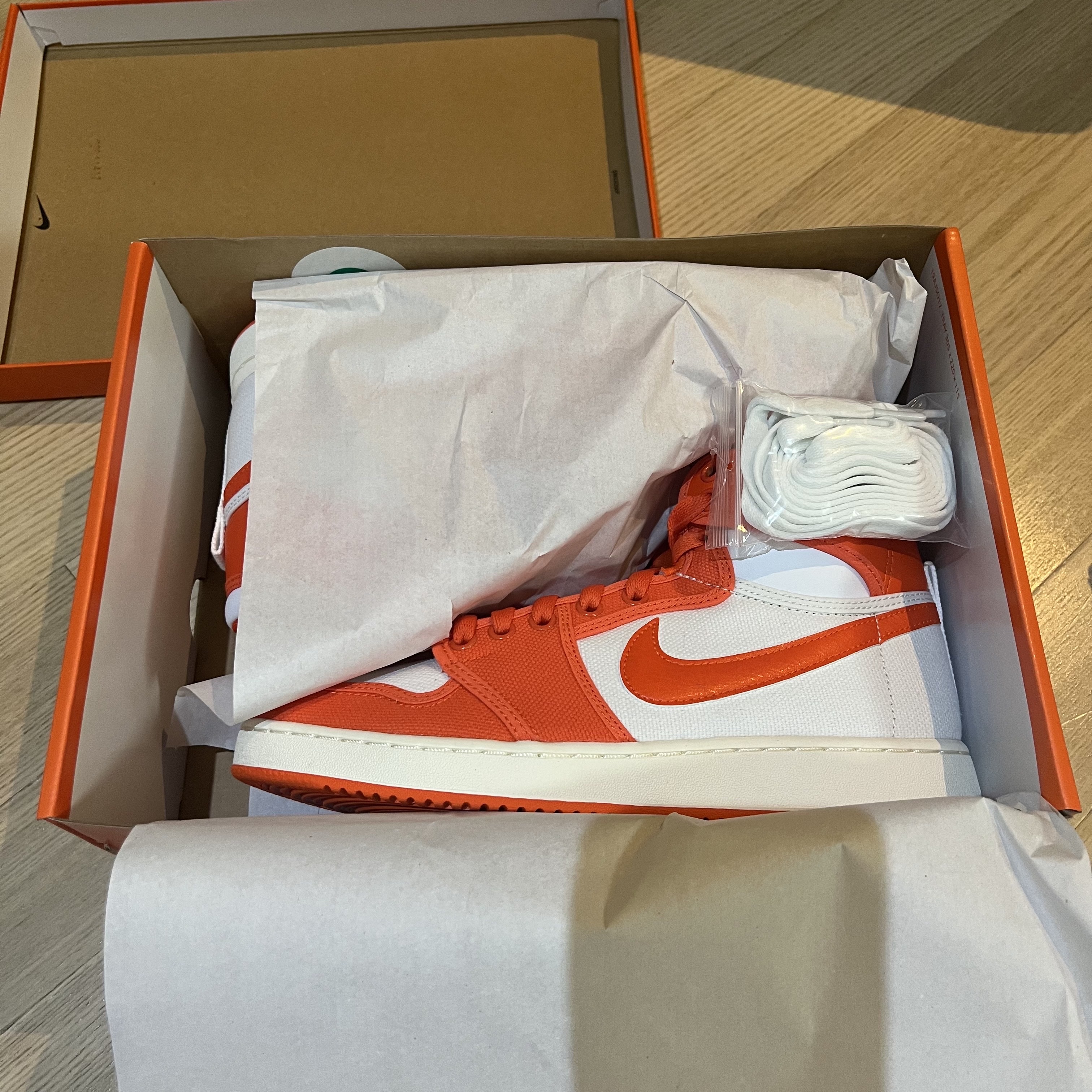 Jordan 1 KO Rush Orange, (W) Jordan 1 Low White Dark Marina Blue 착용 스타일 - 2