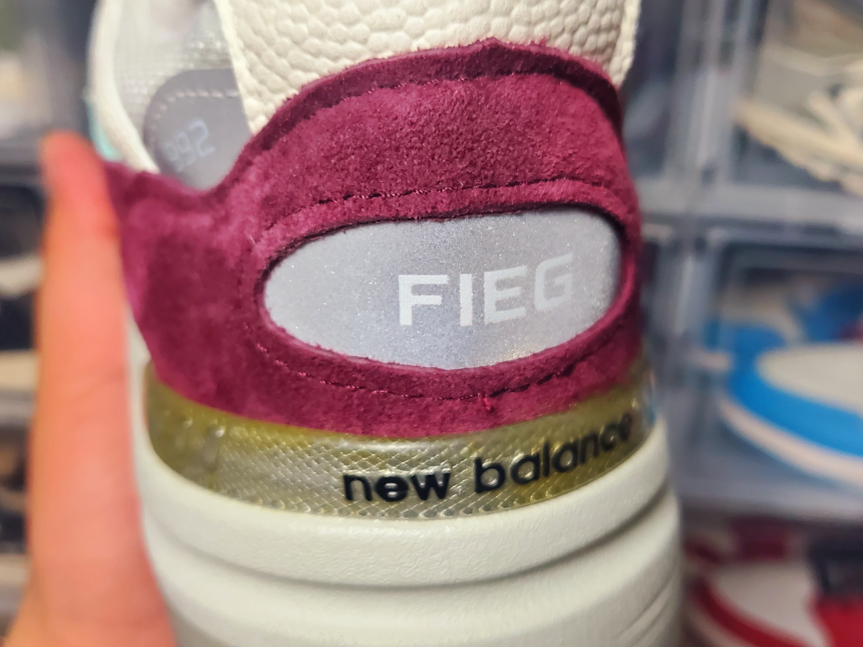 New Balance x Kith 992 Made in USA Kithmas Burgundy Reef 착용 스타일 - 4