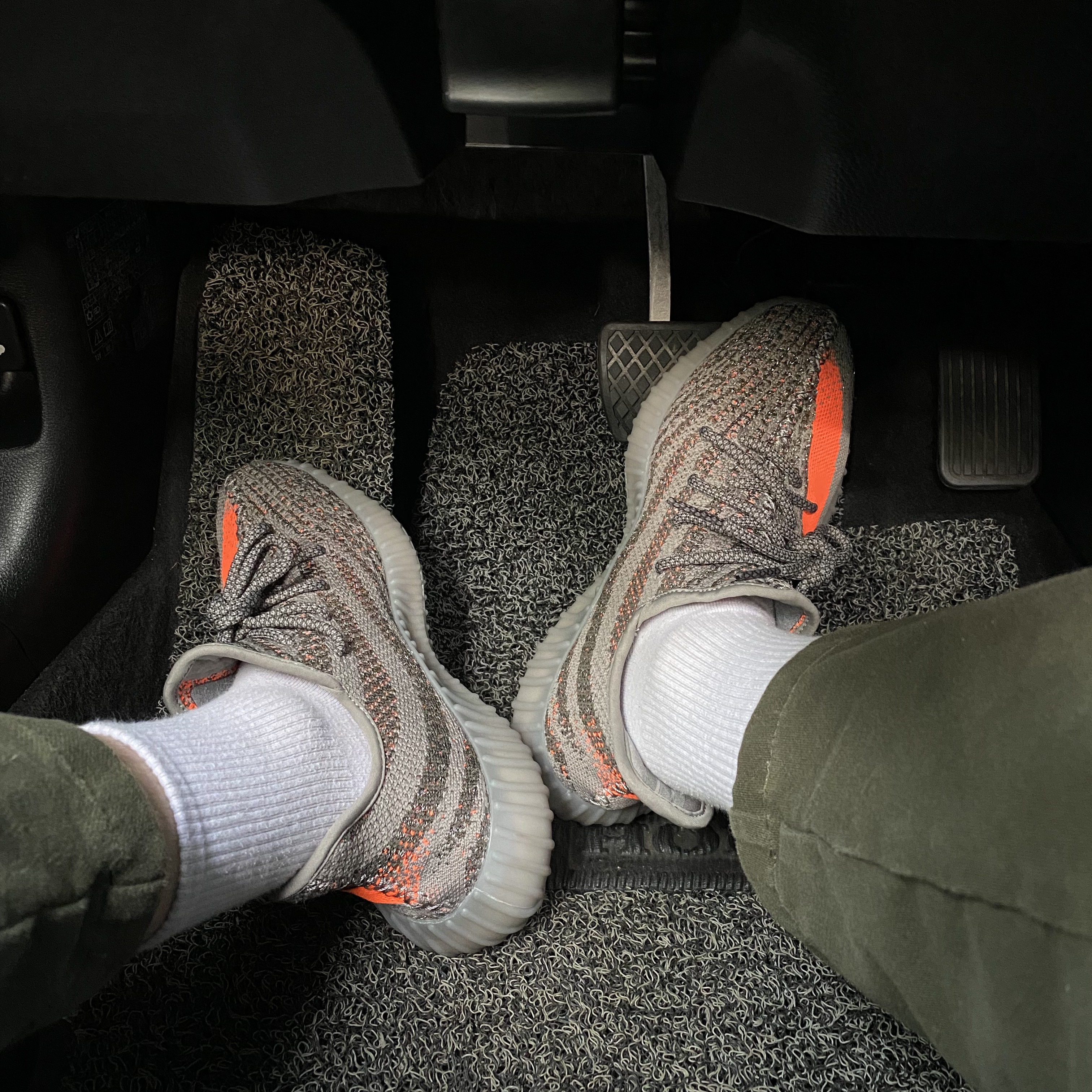 Adidas Yeezy Boost 350 V2 Beluga - Reflective 착용 스타일