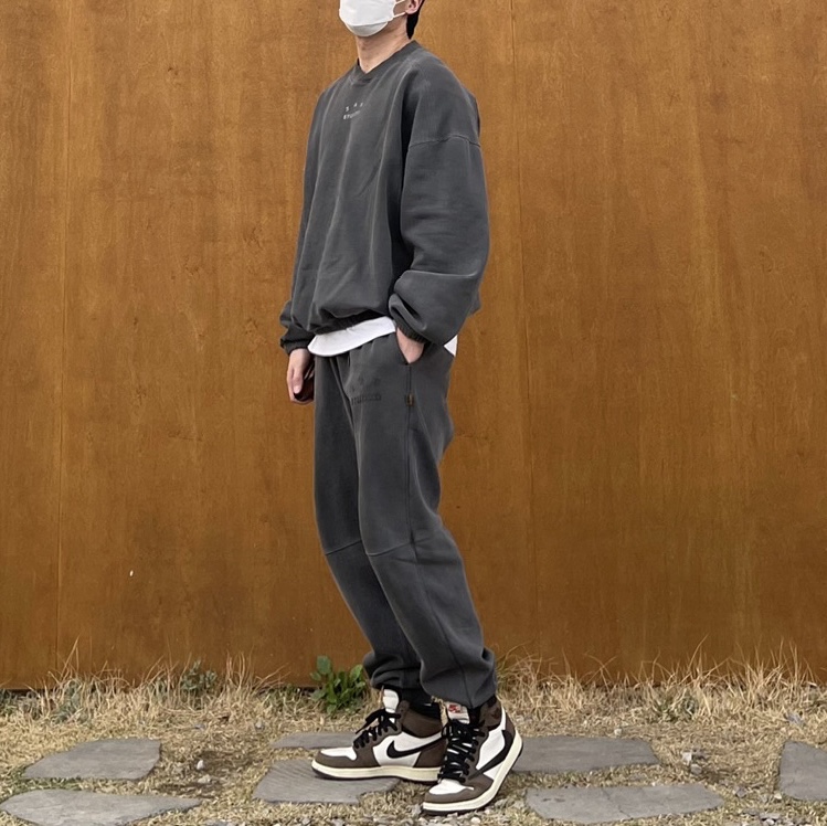 IAB Studio Blocked Pigment Sweatpants Black, IAB Studio Pigment Crewneck Black 착용 스타일