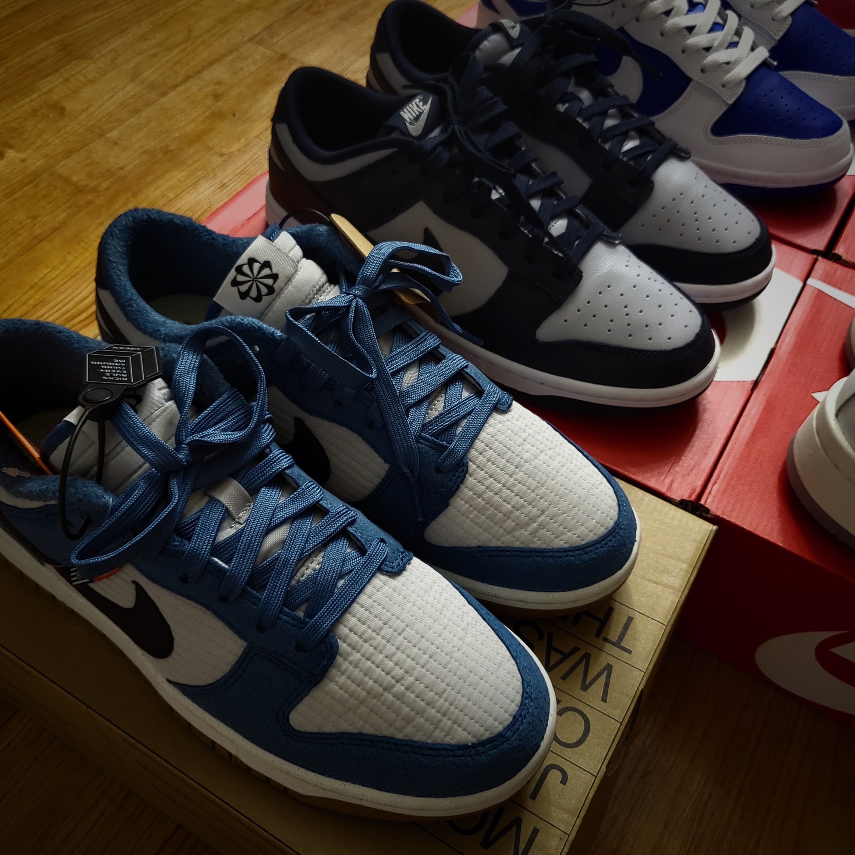 Nike Dunk Low Retro Racer Blue and White, Nike x NBA Dunk Low Retro EMB Black and Chile Red 착용 스타일 - 3