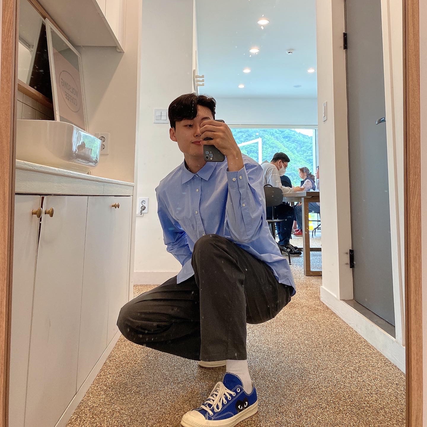 Converse x Play Comme des Garcons Chuck 70 Ox Blue Quartz 착용 스타일 - 2
