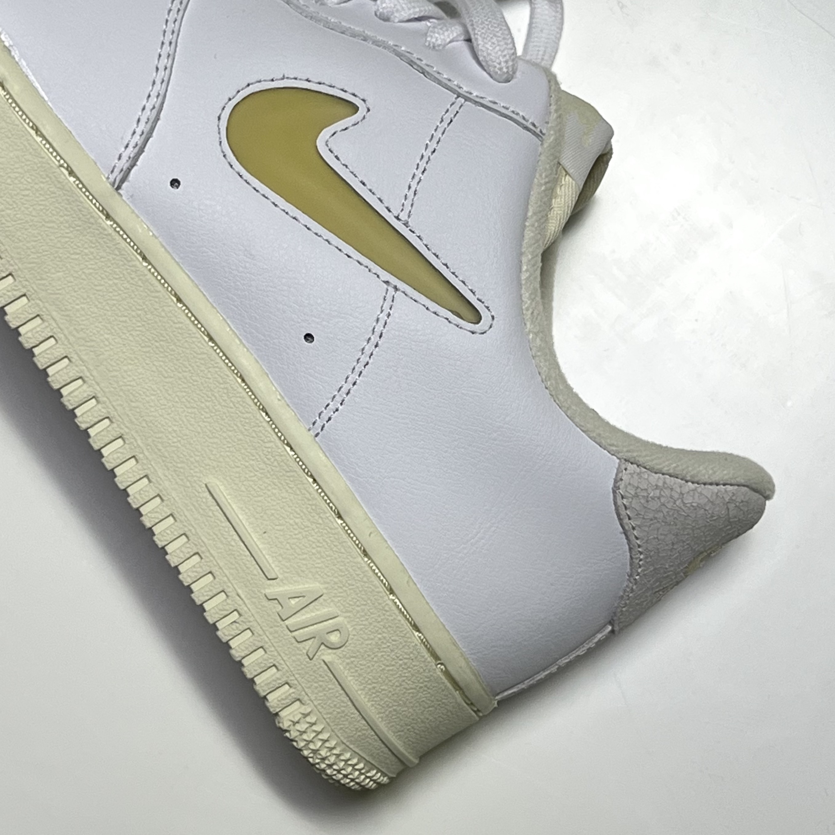 Nike Air Force 1 '07 LX Pale Vanilla 착용 스타일 - 2