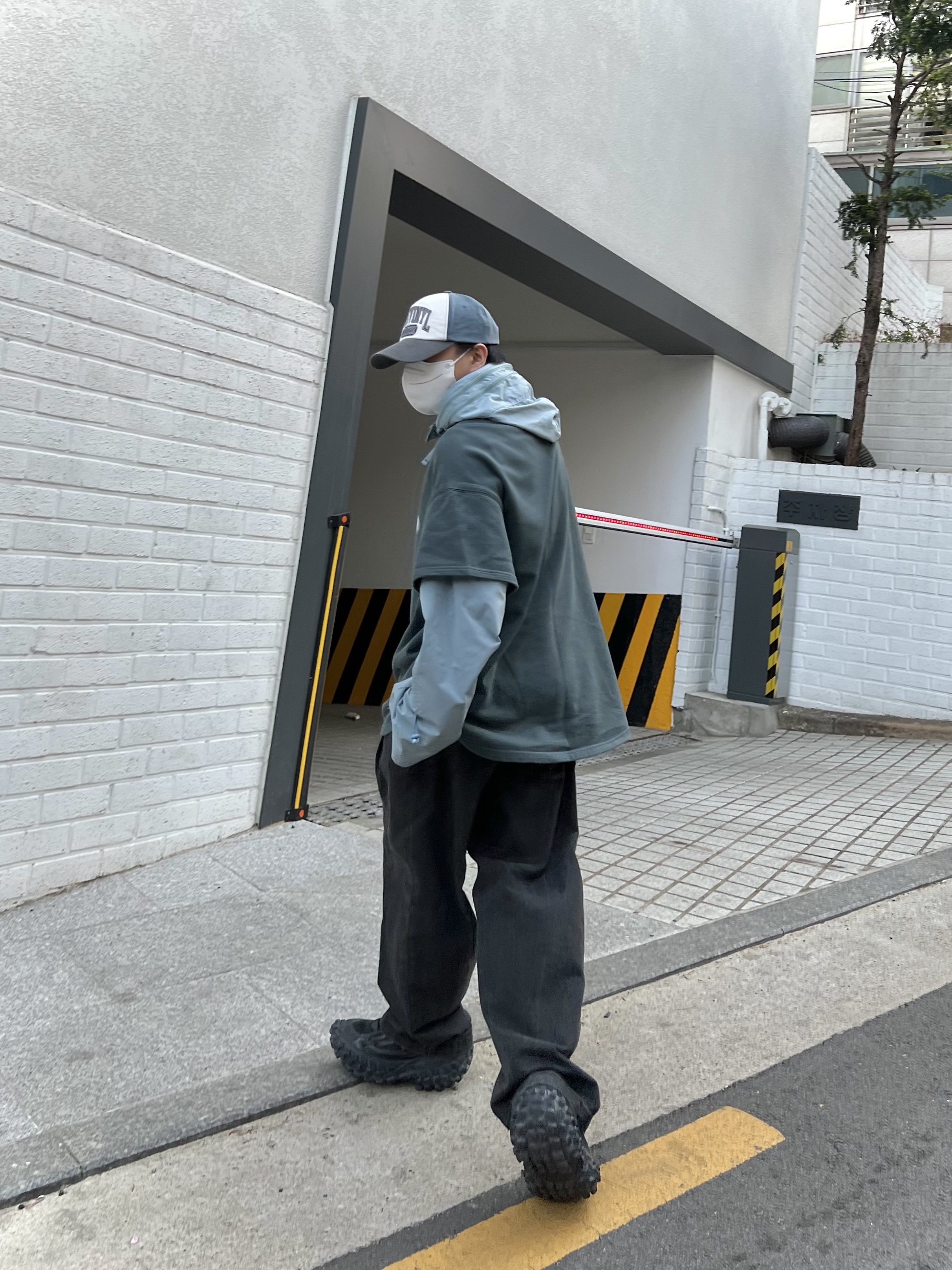 Balenciaga Defender Sneakers Black 착용 스타일 - 1