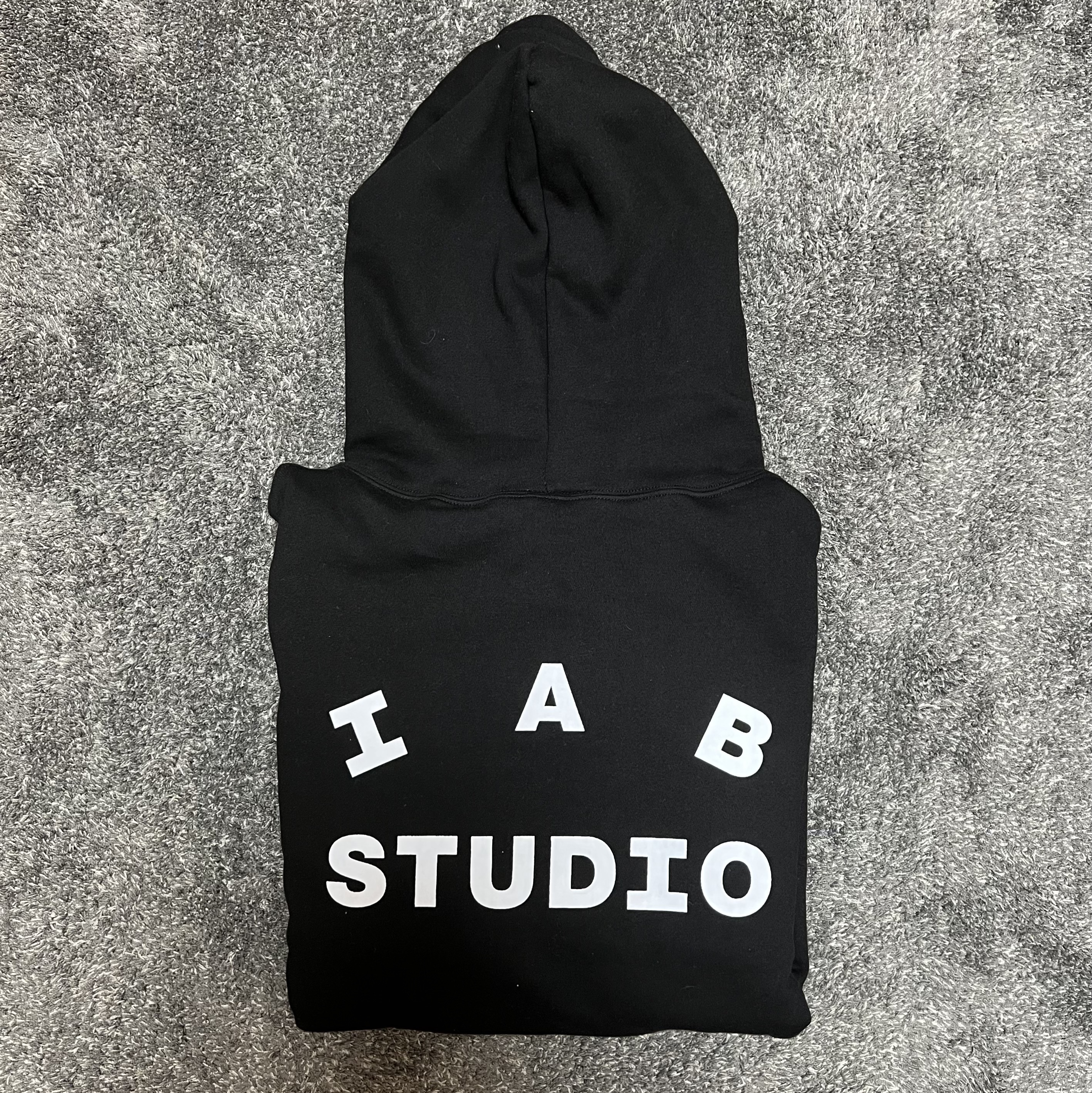 IAB Studio Hoodie Black White 착용 스타일