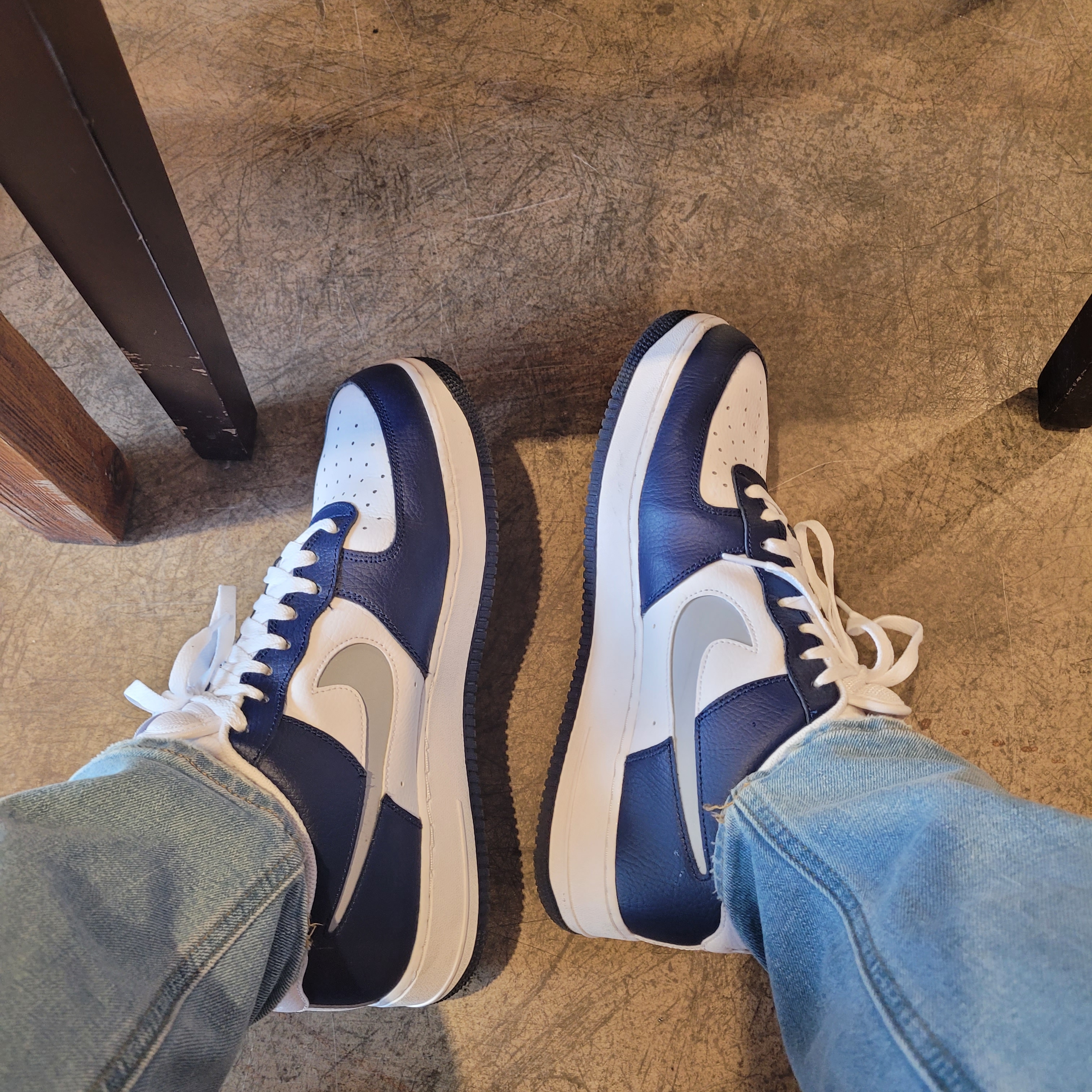 Nike Air Force 1 '07 Cut Out Swoosh Midnight Navy 착용 스타일 - 3