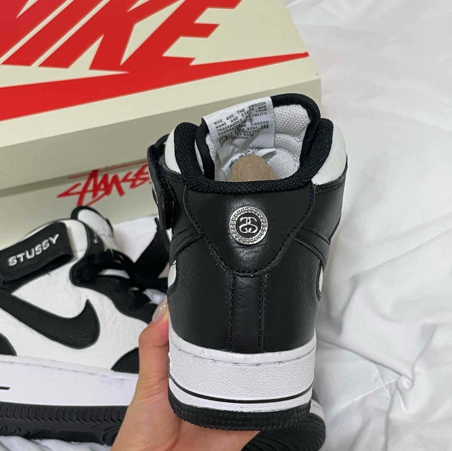 Nike x Stussy Air Force 1 '07 Mid SP Black and Light Bone 착용 스타일 - 3