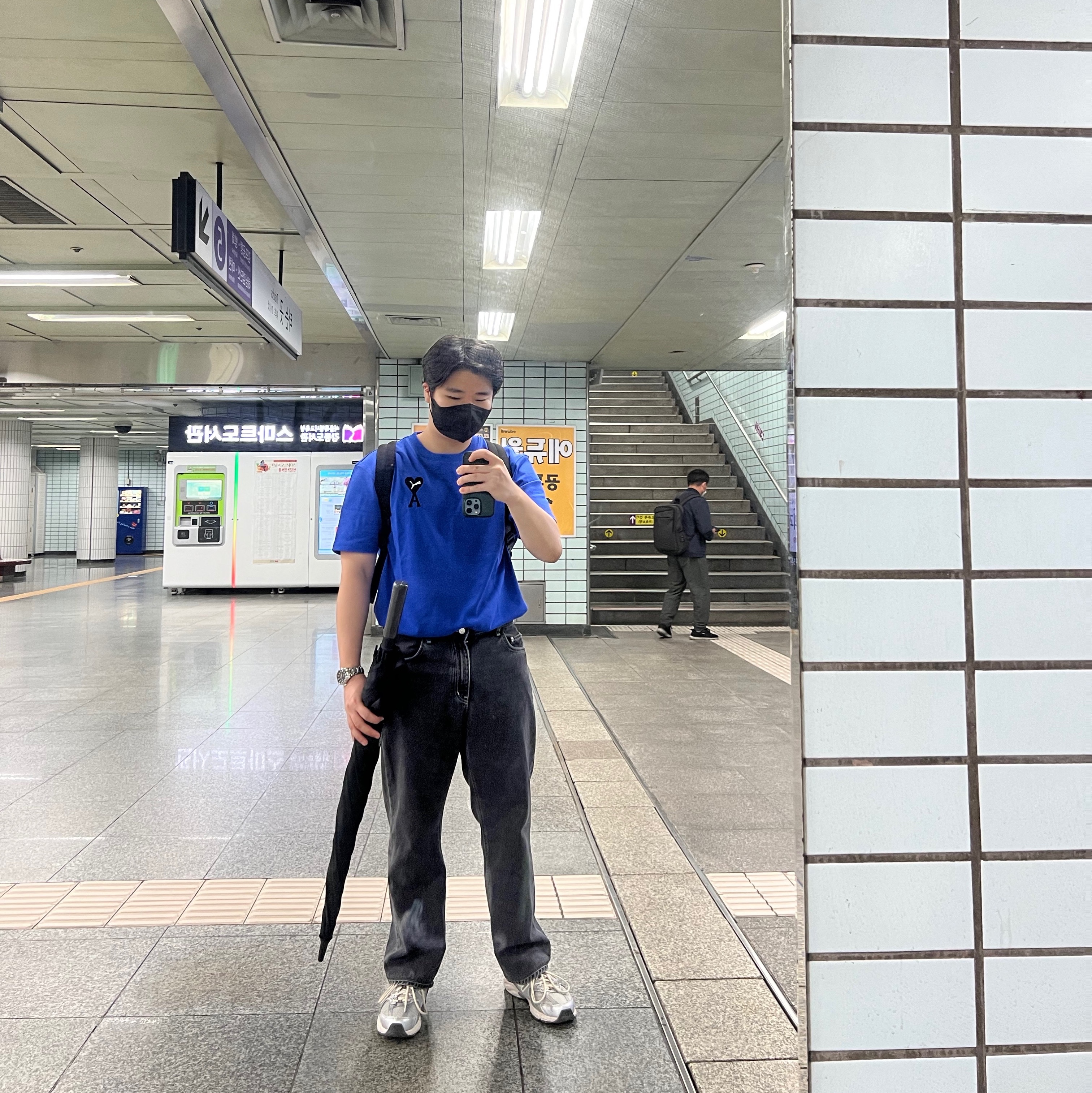 Puma x AMI Graphic T-Shirt Dazzling Blue, New Balance 530 Earth 착용 스타일