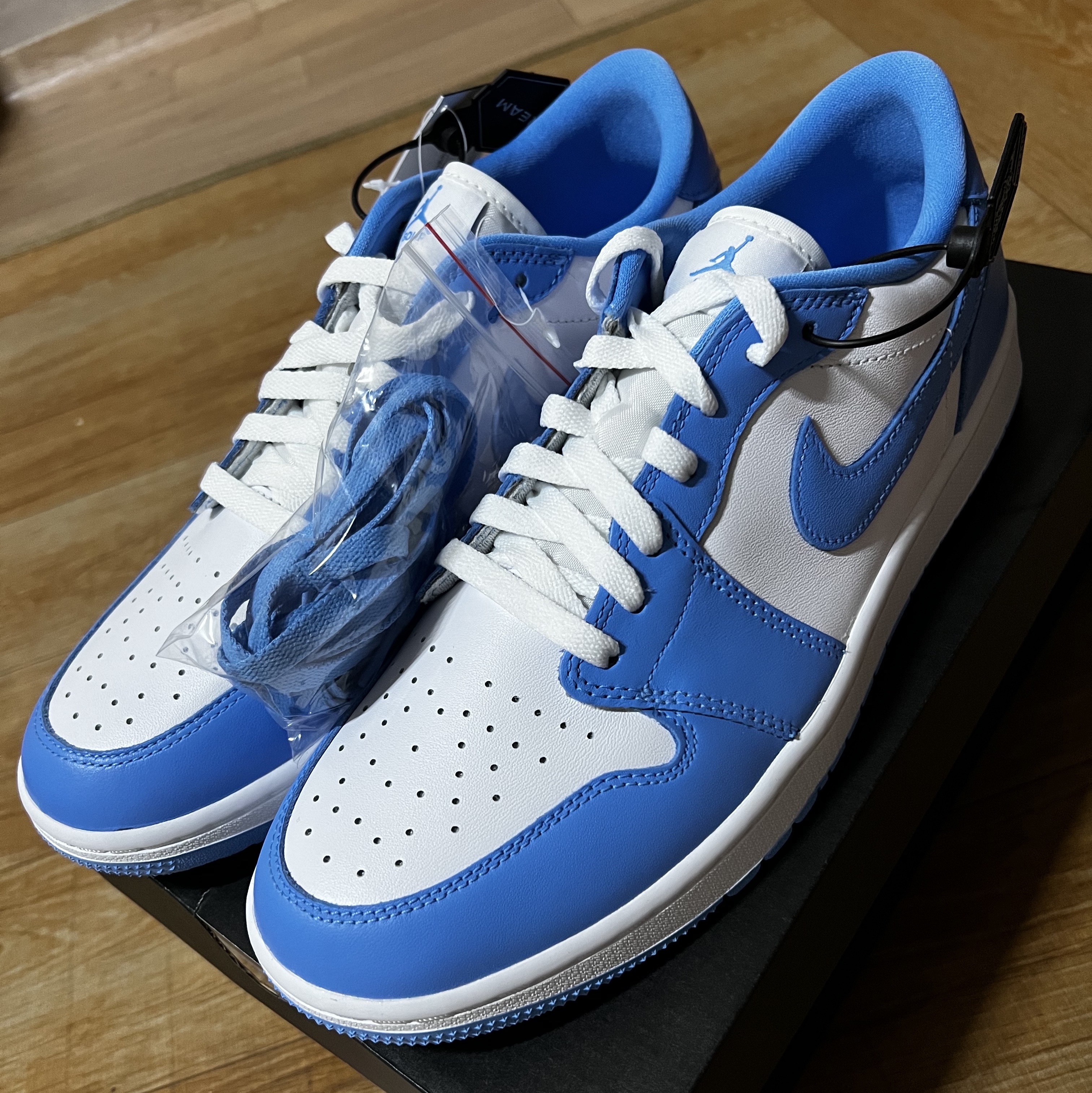 Jordan 1 Low Golf White and University Blue 착용 스타일