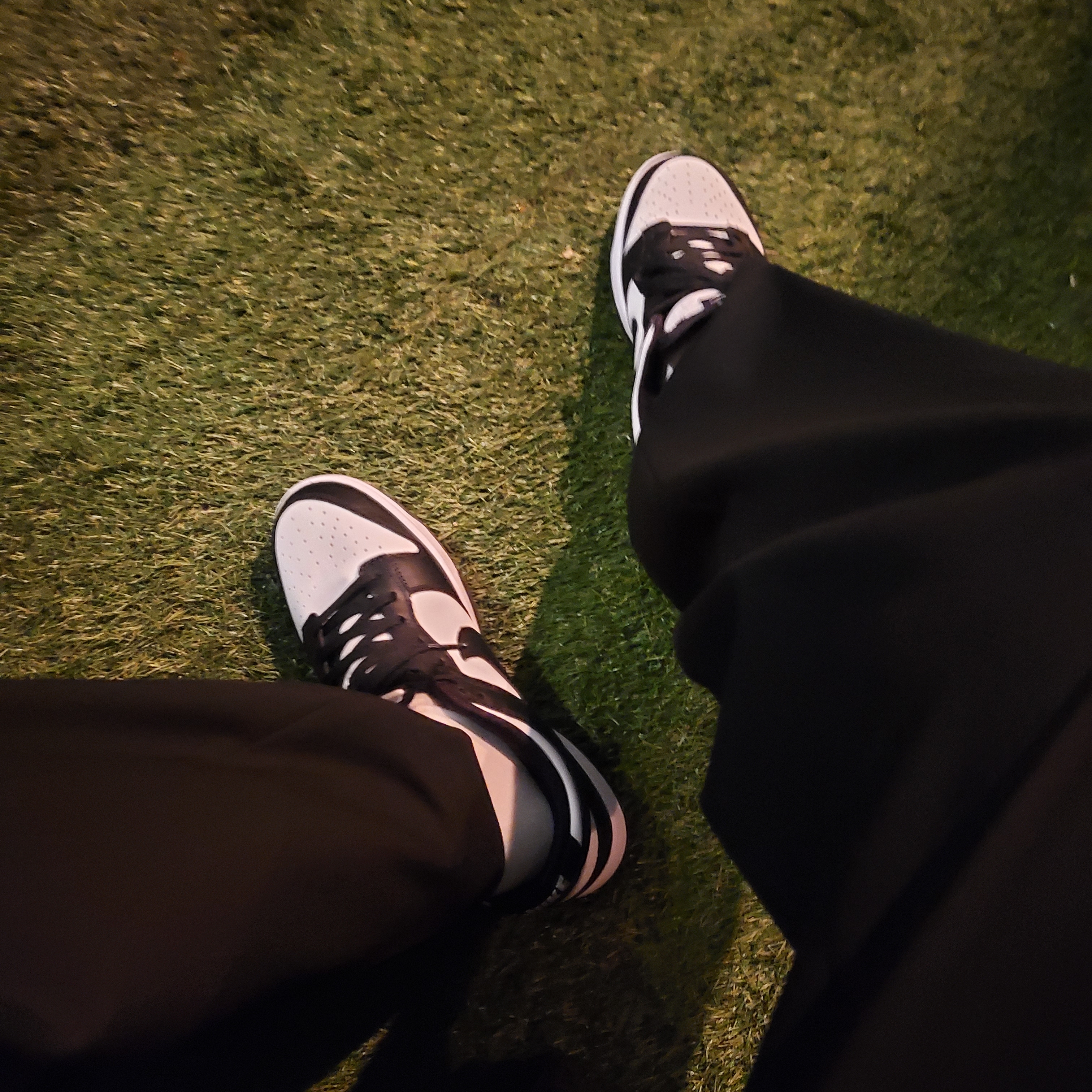 Essentials Relaxed Crewneck Sweatshirt Iron - 22SS, Nike Dunk Low Retro Black 착용 스타일 - 2