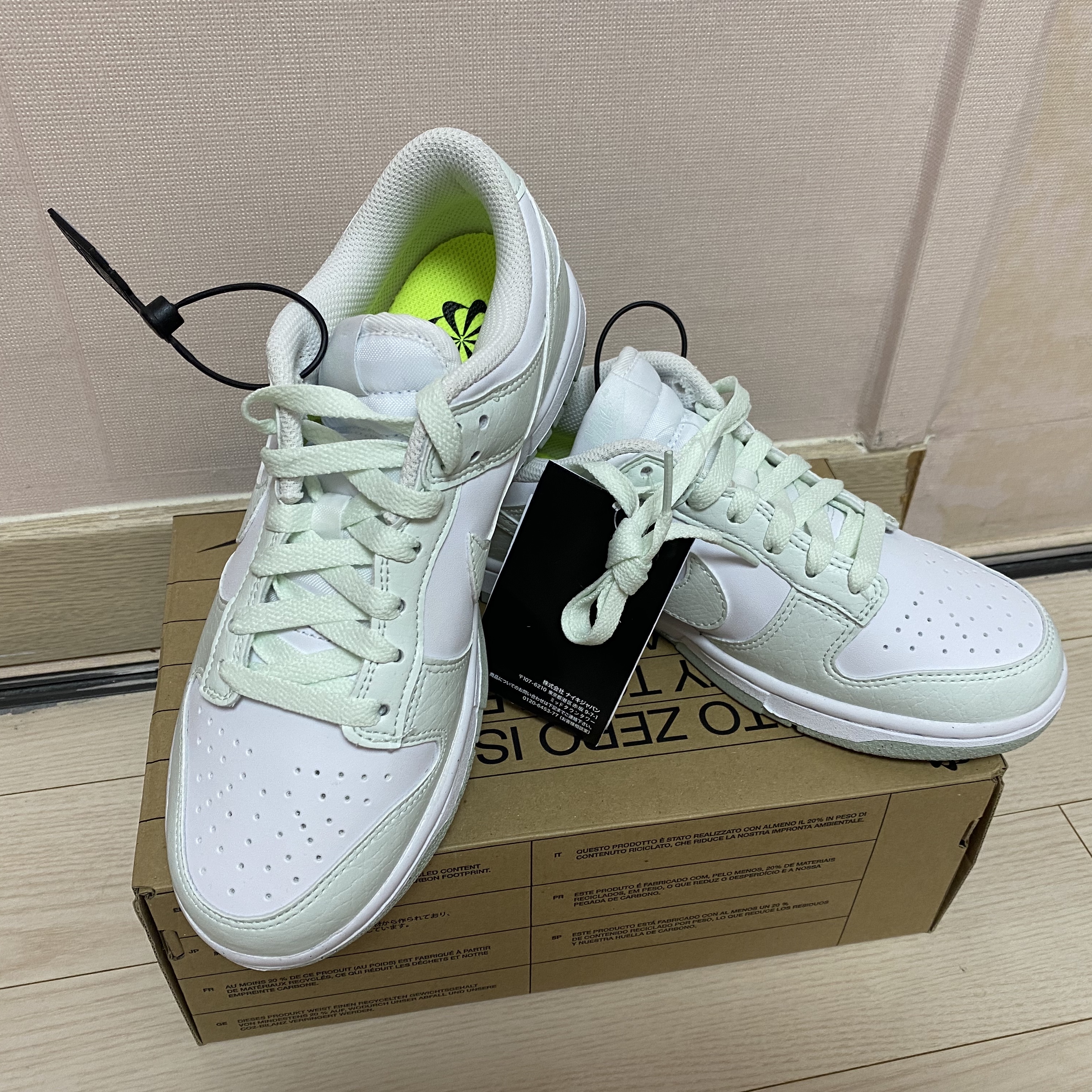 (W) Nike Dunk Low Next Nature Barely Green and White 착용 스타일 - 2