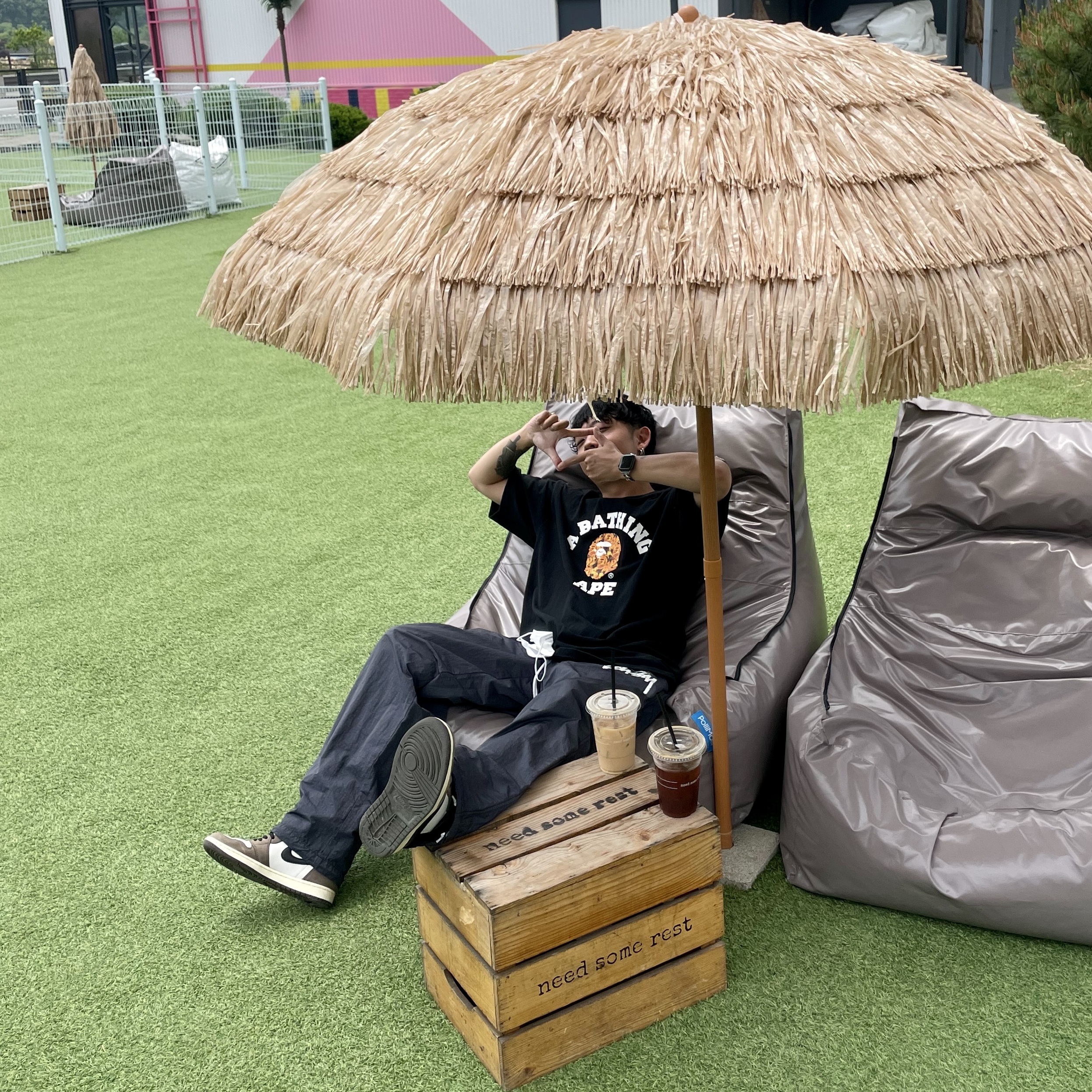 Jordan 1 x Travis Scott Retro High OG SP Mocha, Nike x Stussy Beach Pants Off Noir 착용 스타일
